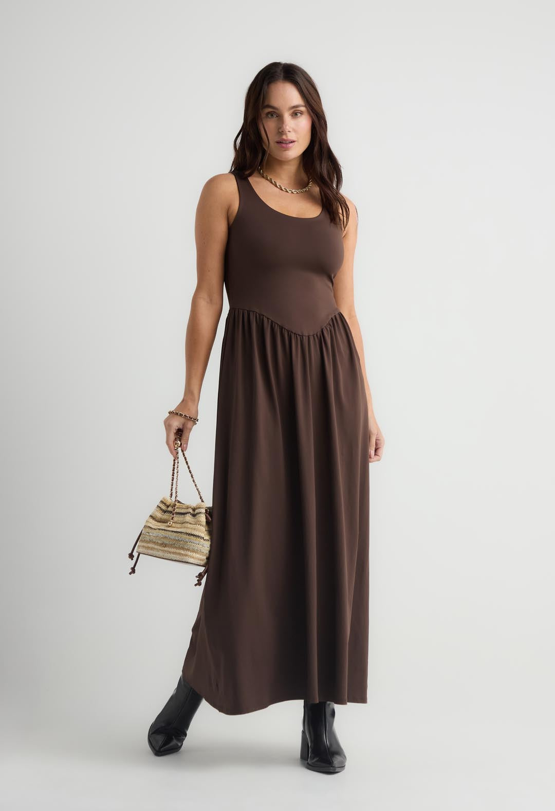Vestido chocolate con corte en cintura para mujer