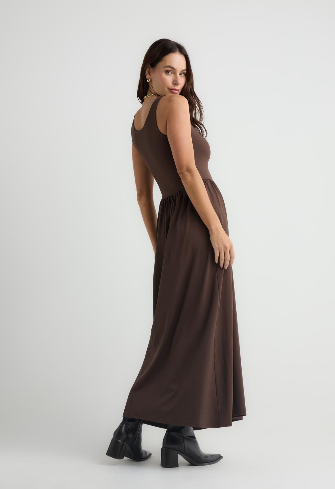 Vestido chocolate con corte en cintura para mujer