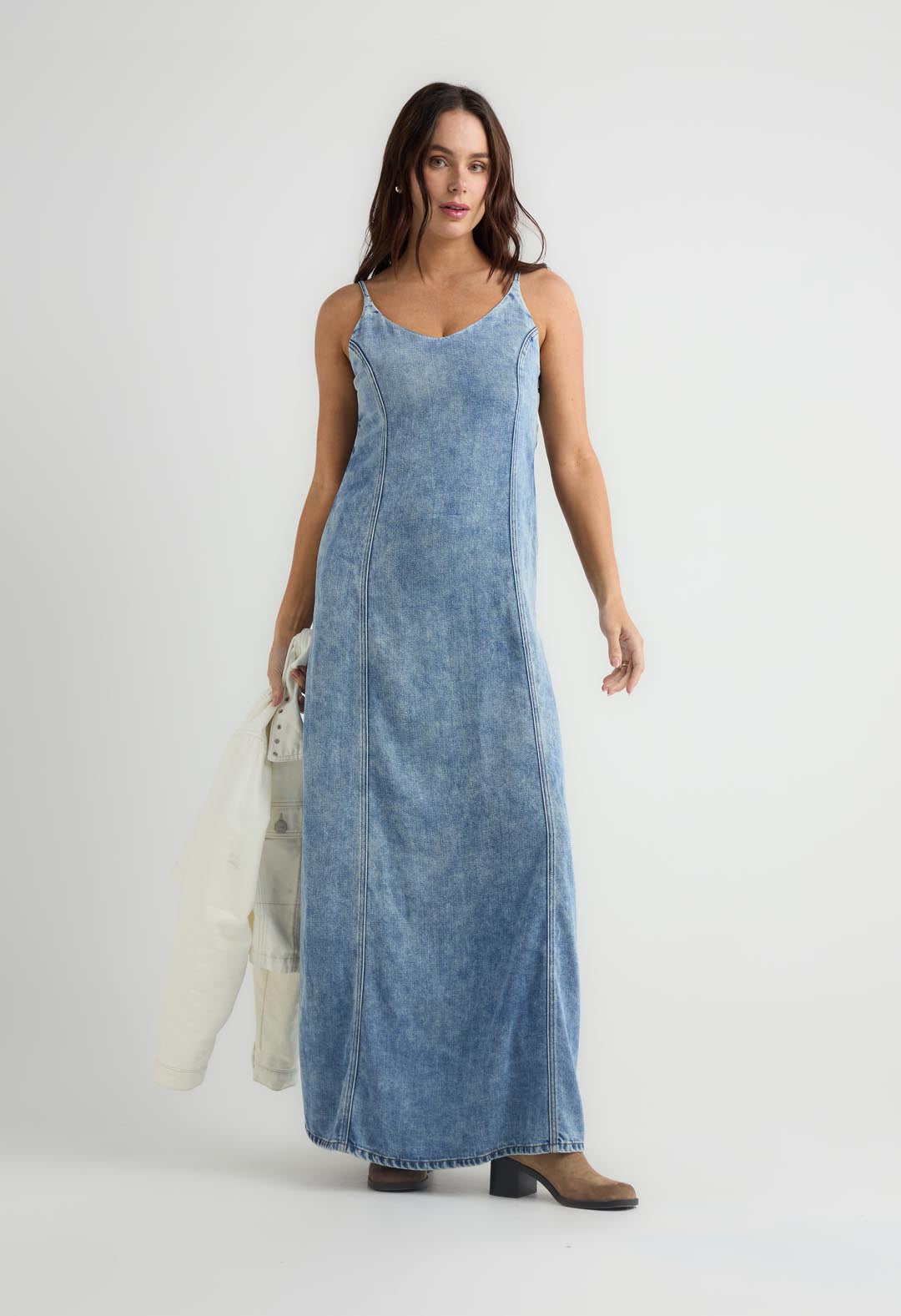 Vestido tono medio con escote semiredondo para mujer