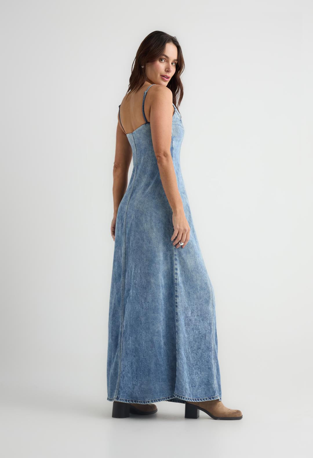 Vestido tono medio con escote semiredondo para mujer