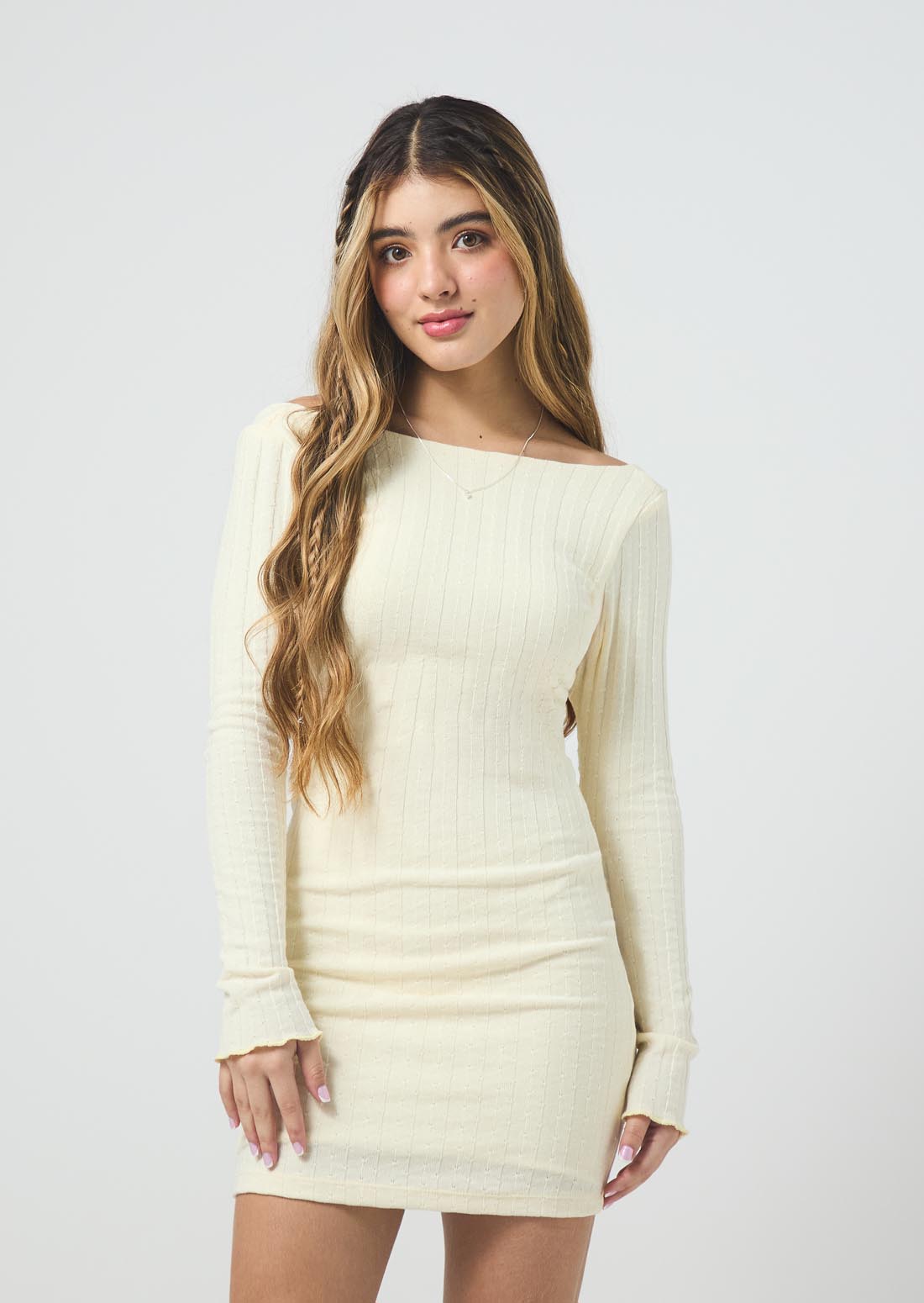 Vestido corto vainilla con abertura en espalda para jóvenes