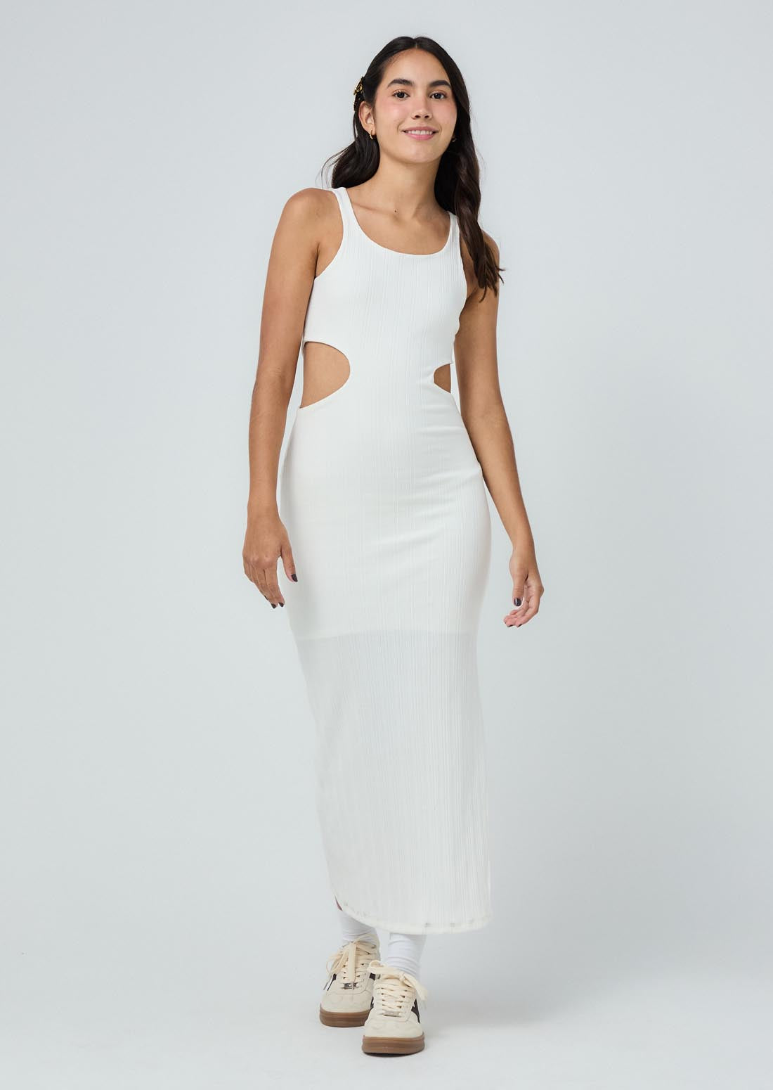 Vestido marfil con abertura en costados para jóvenes