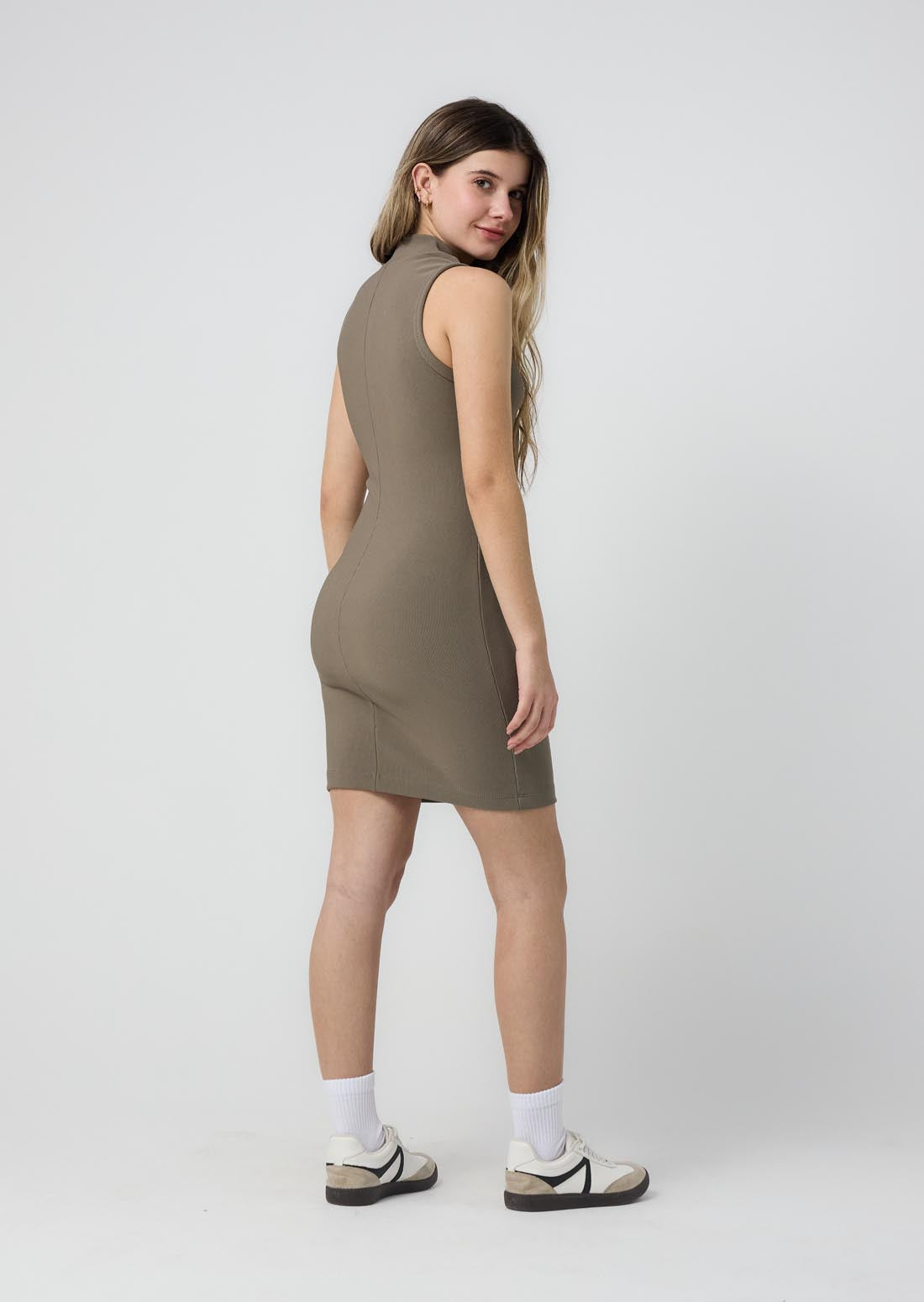 Vestido en rib verde militar con cierre en frente para jóvenes