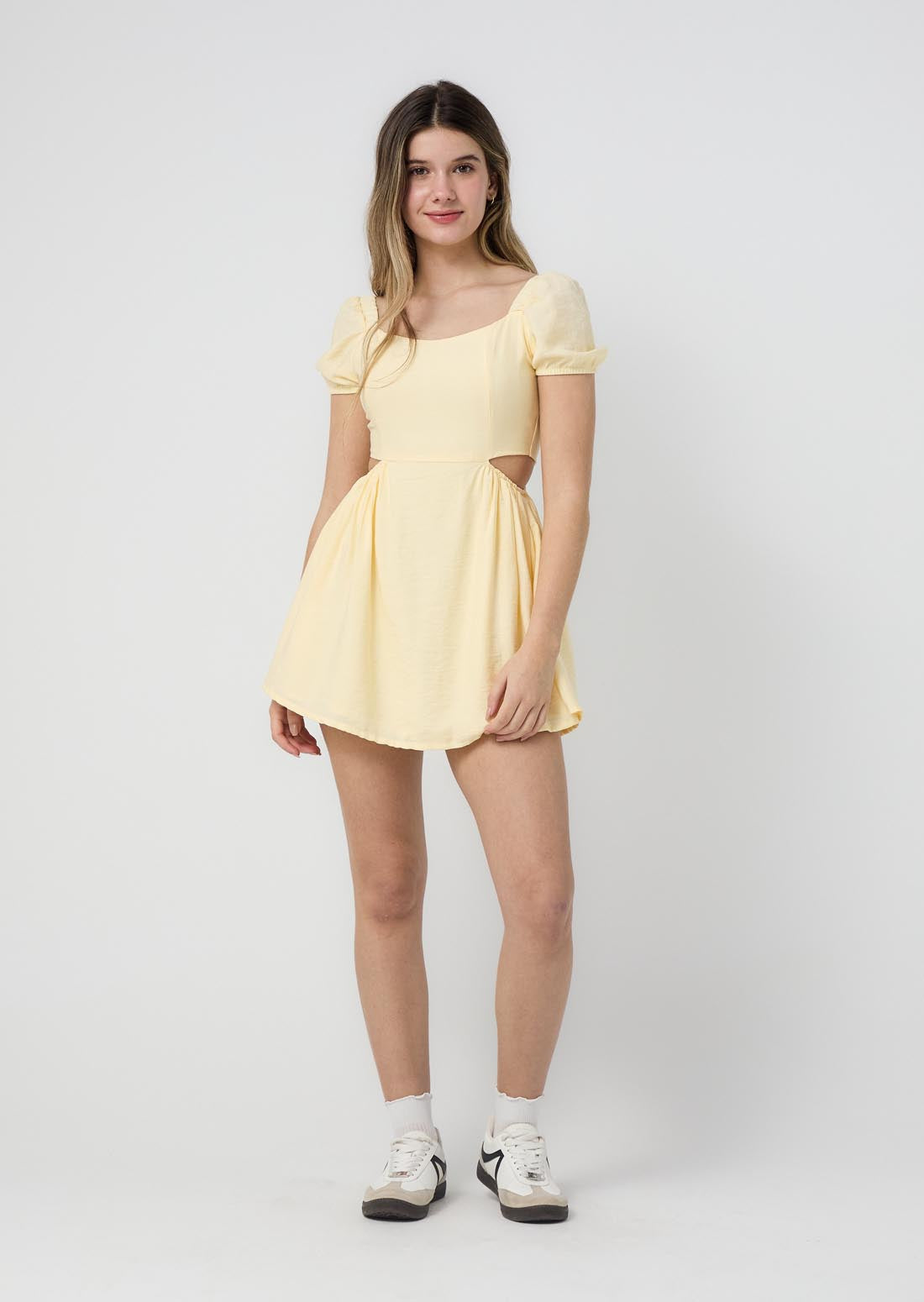 Vestido amarillo pastel con abertura en costados para jóvenes