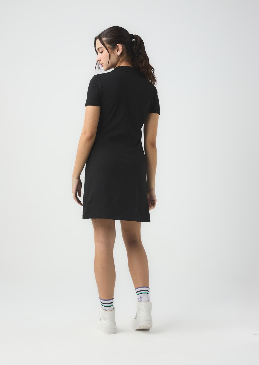 Vestido corto negro con cuello rectilíneo para jóvenes