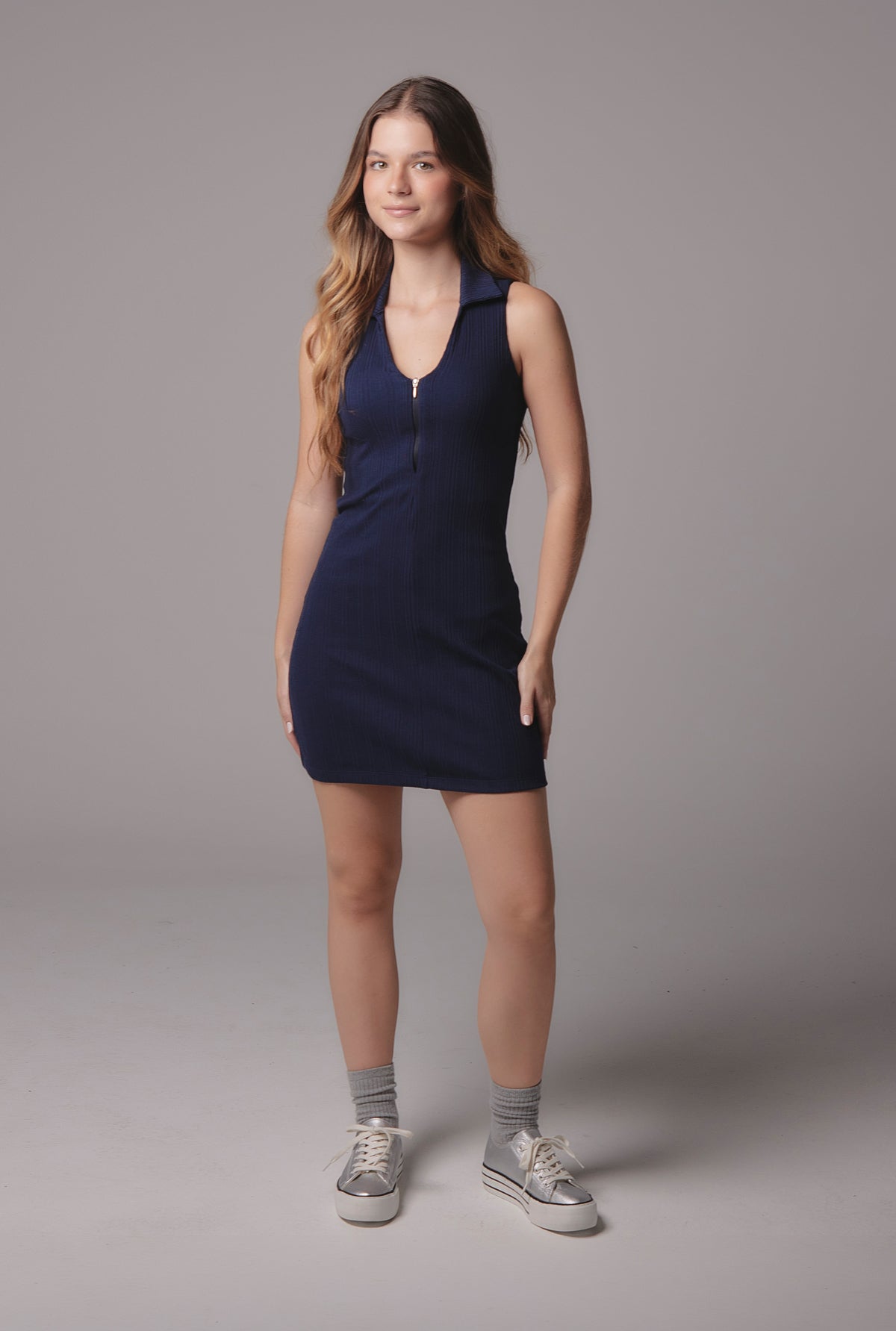 Vestido azul oscuro con escote en V para jóvenes