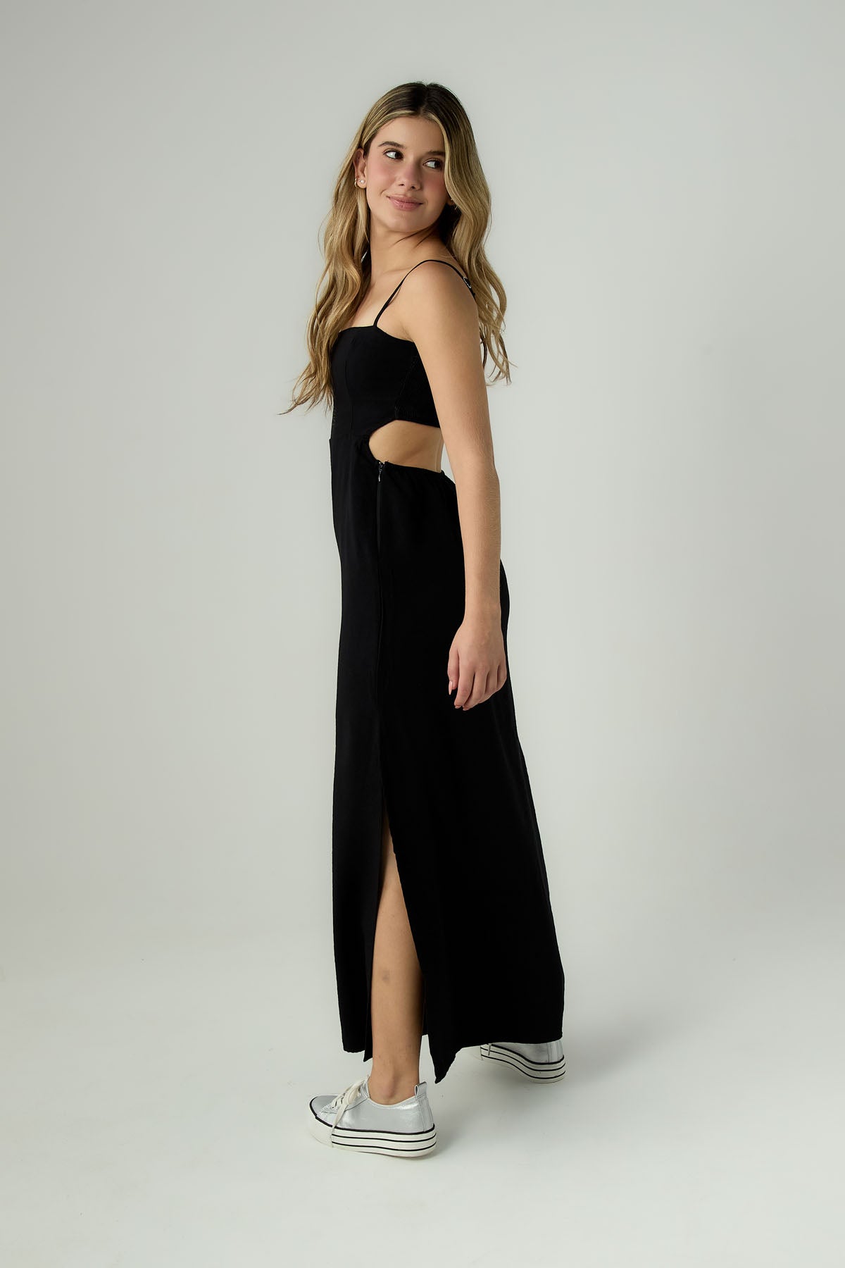 Vestido negro con abertura en cintura para jóvenes