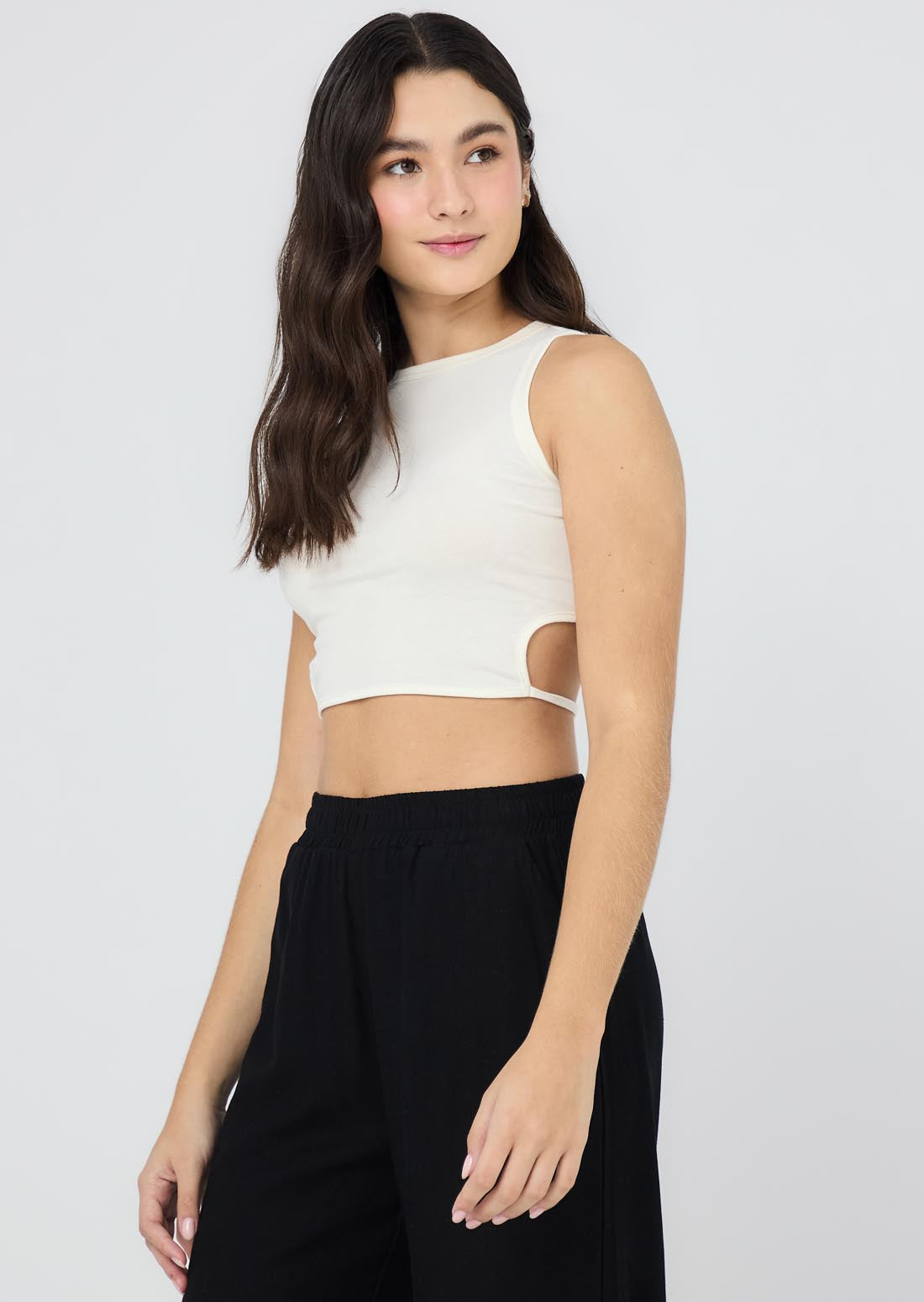 Camiseta marfil con aberturas para jóvenes