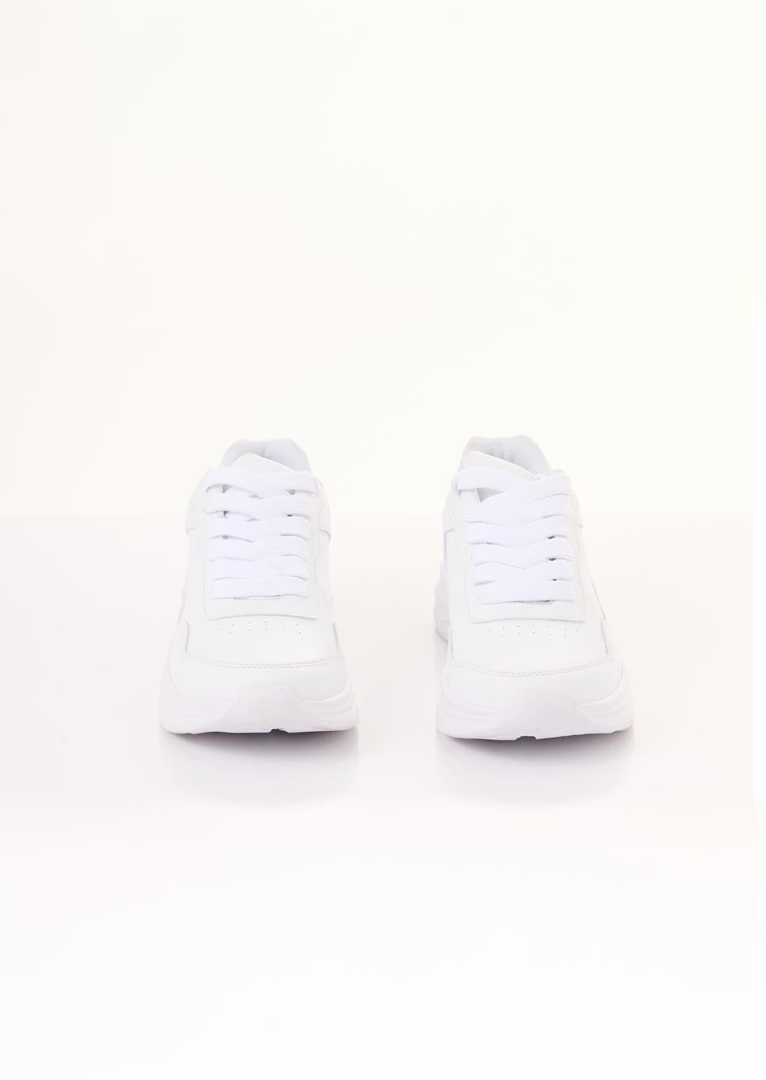 Tenis blancos con líneas escolares