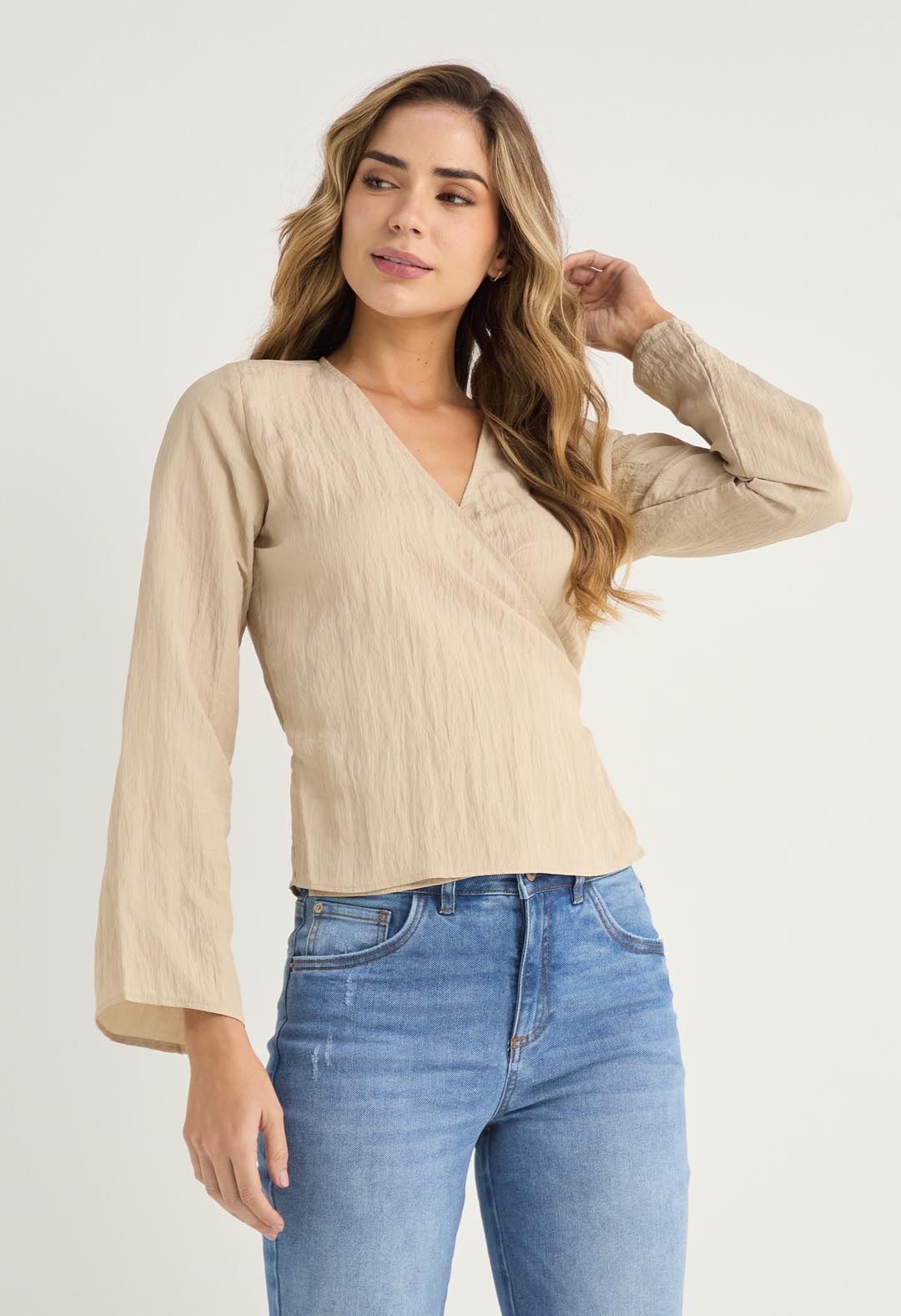 Blusa taupe con broche en escote para mujeres