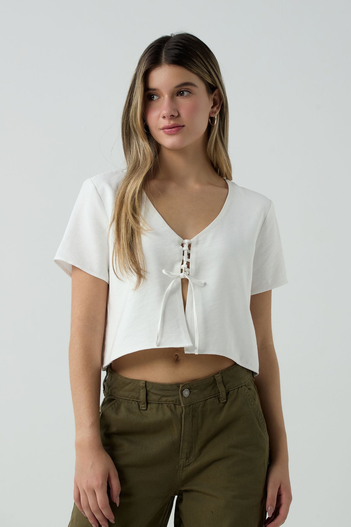 Blusa marfil de amarre en frente para jóvenes