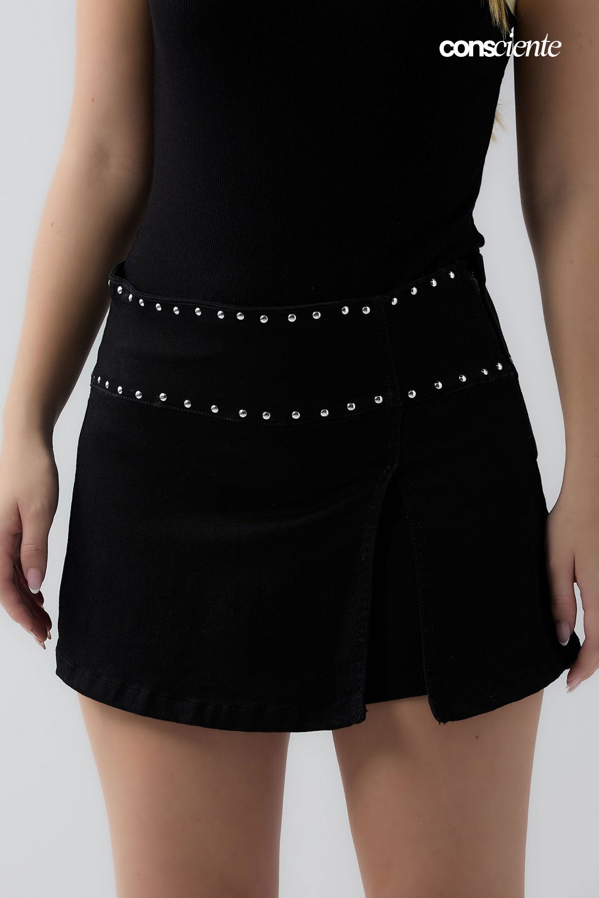 Falda short tono negro oscuro con taches para jóvenes