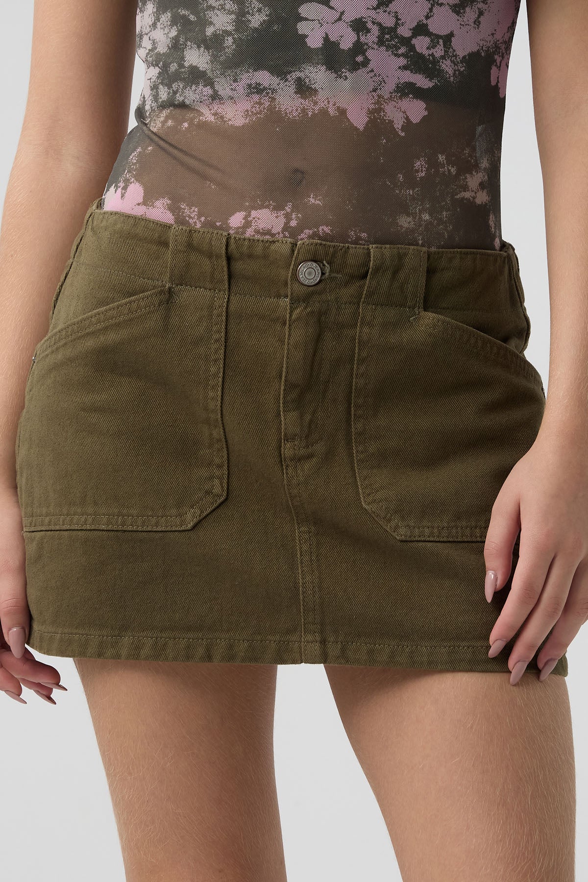 Falda verde militar con short interno para jóvenes