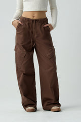 Pantalón cargo café oscuro de tiro alto para jóvenes
