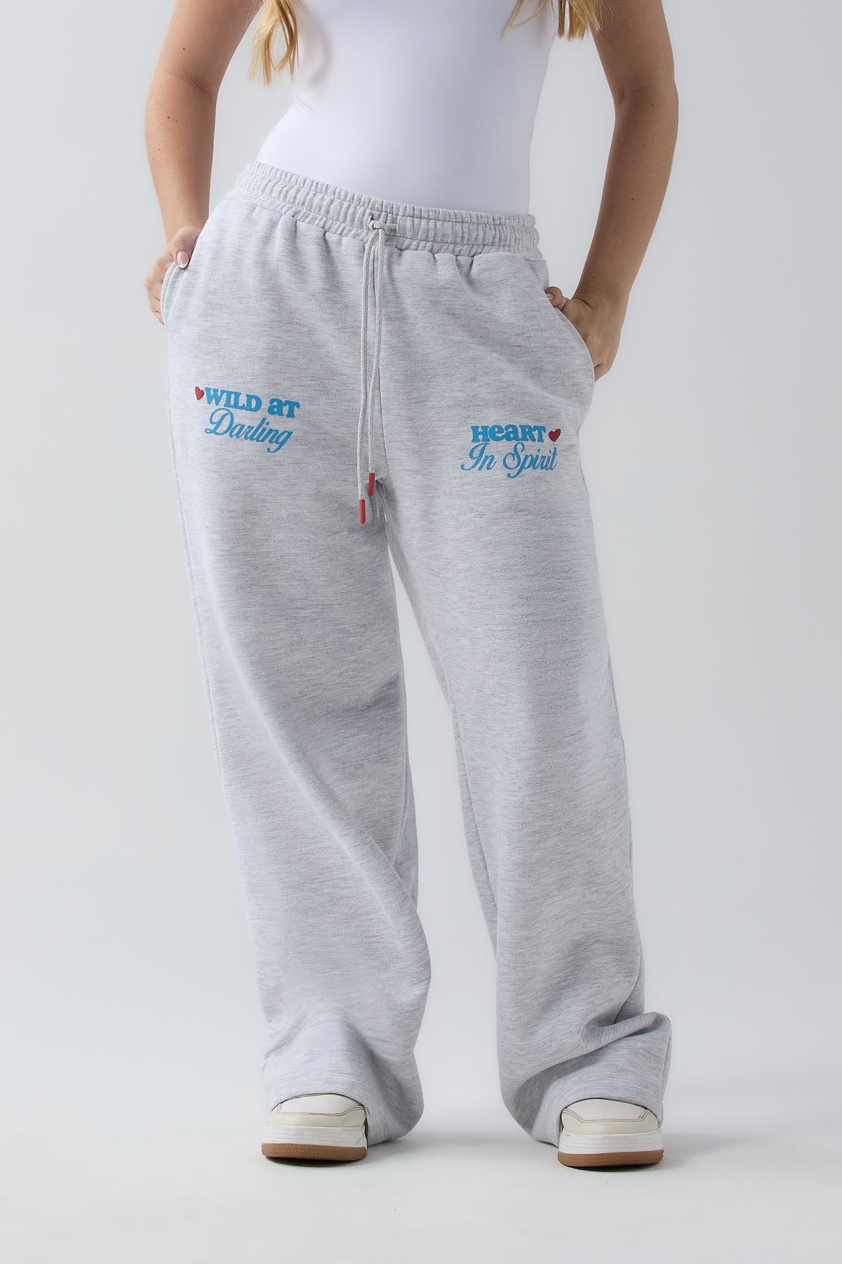 Pantalón gris claro de tiro alto y estampado delantero para jóvenes