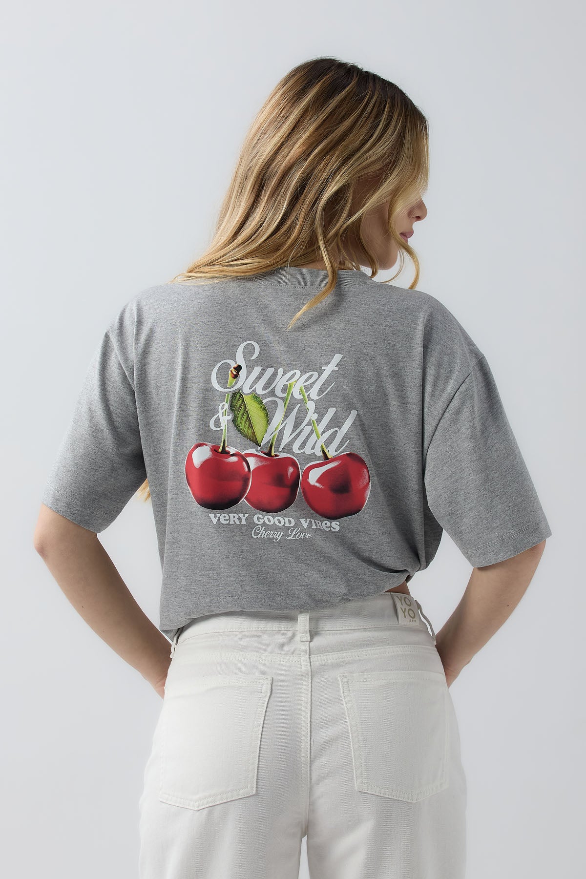 Camiseta oversize de color gris claro y con estampado para jóvenes