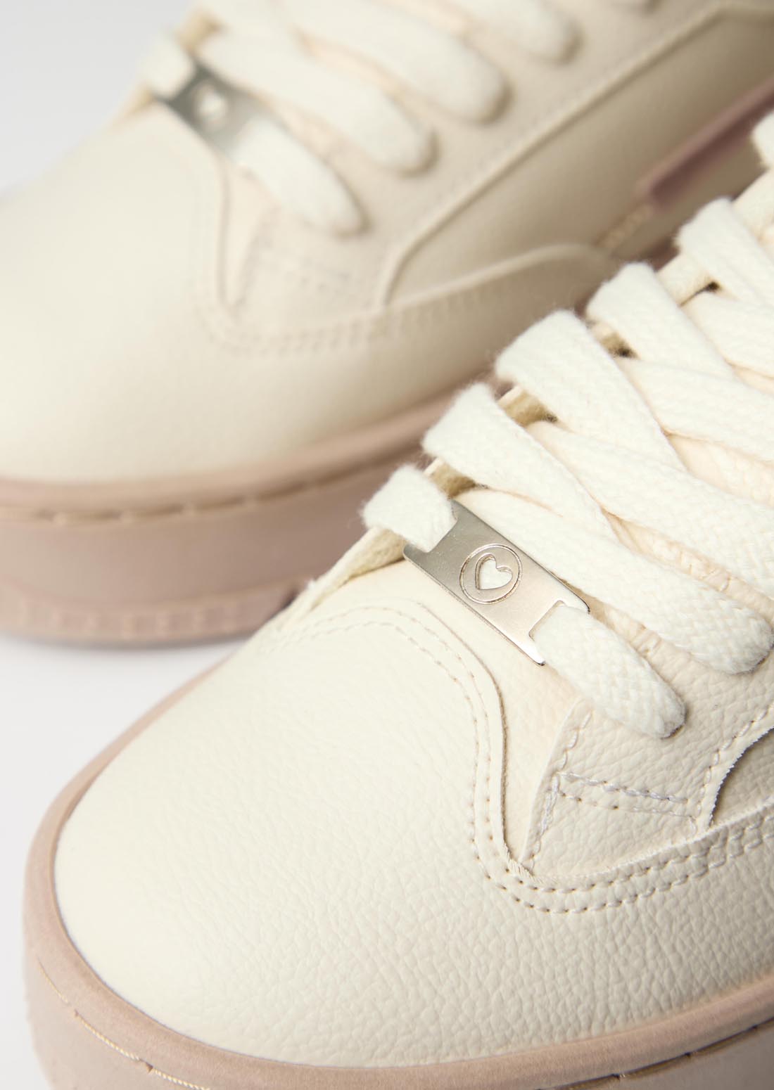 Tenis marfil con costuras en zigzag para jóvenes