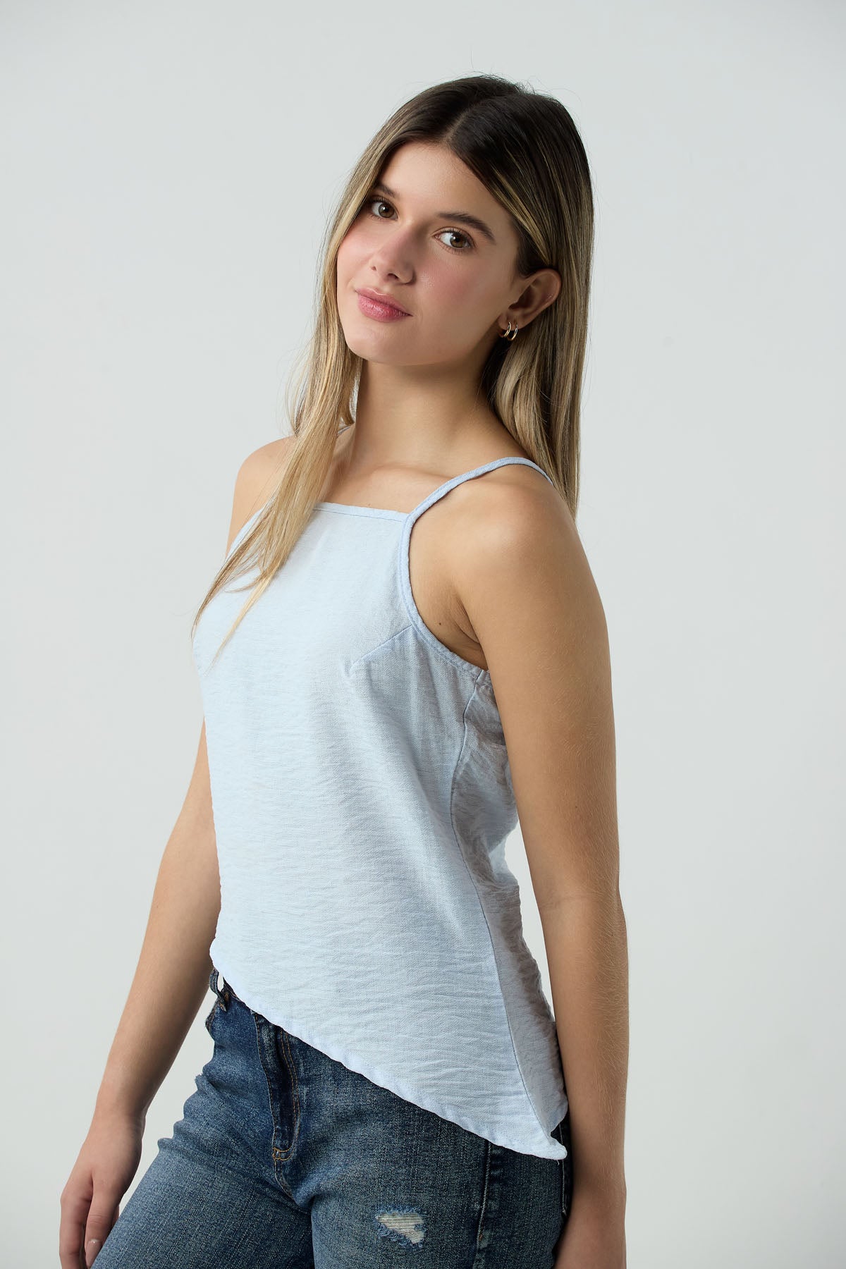 Blusa azul claro con ruedo asimetrico para jóvenes