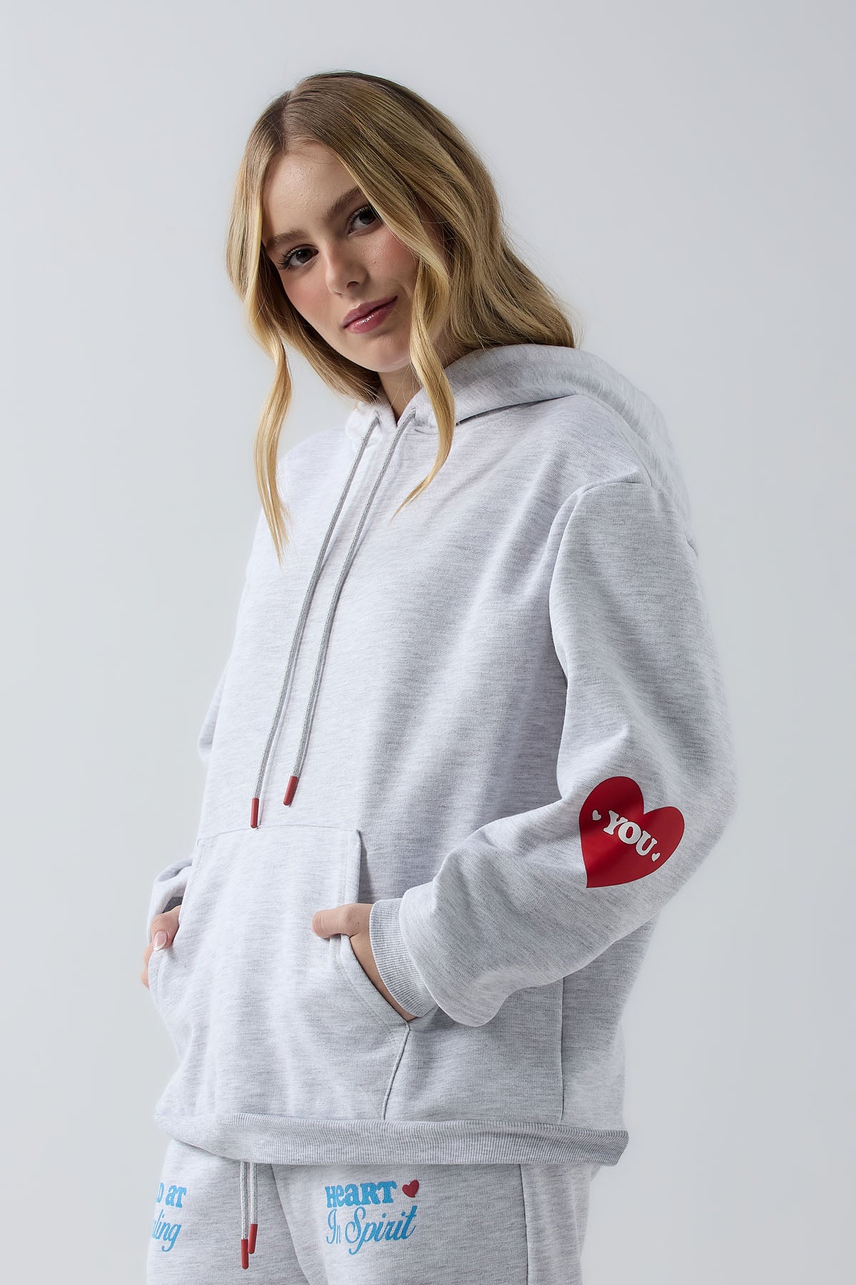 Buzo gris claro con estampado en espalda y mangas para jóvenes