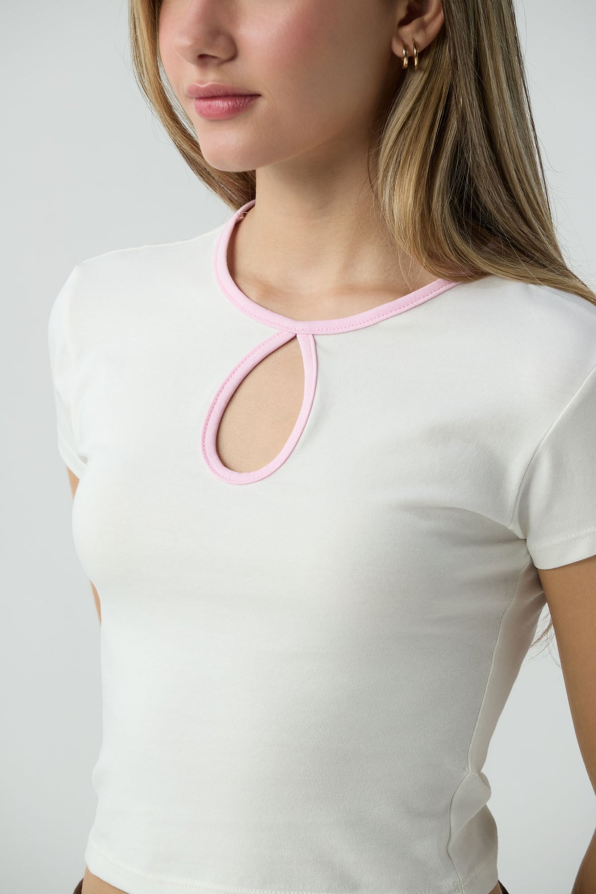 Camiseta marfil con sesgos en contraste para jóvenes