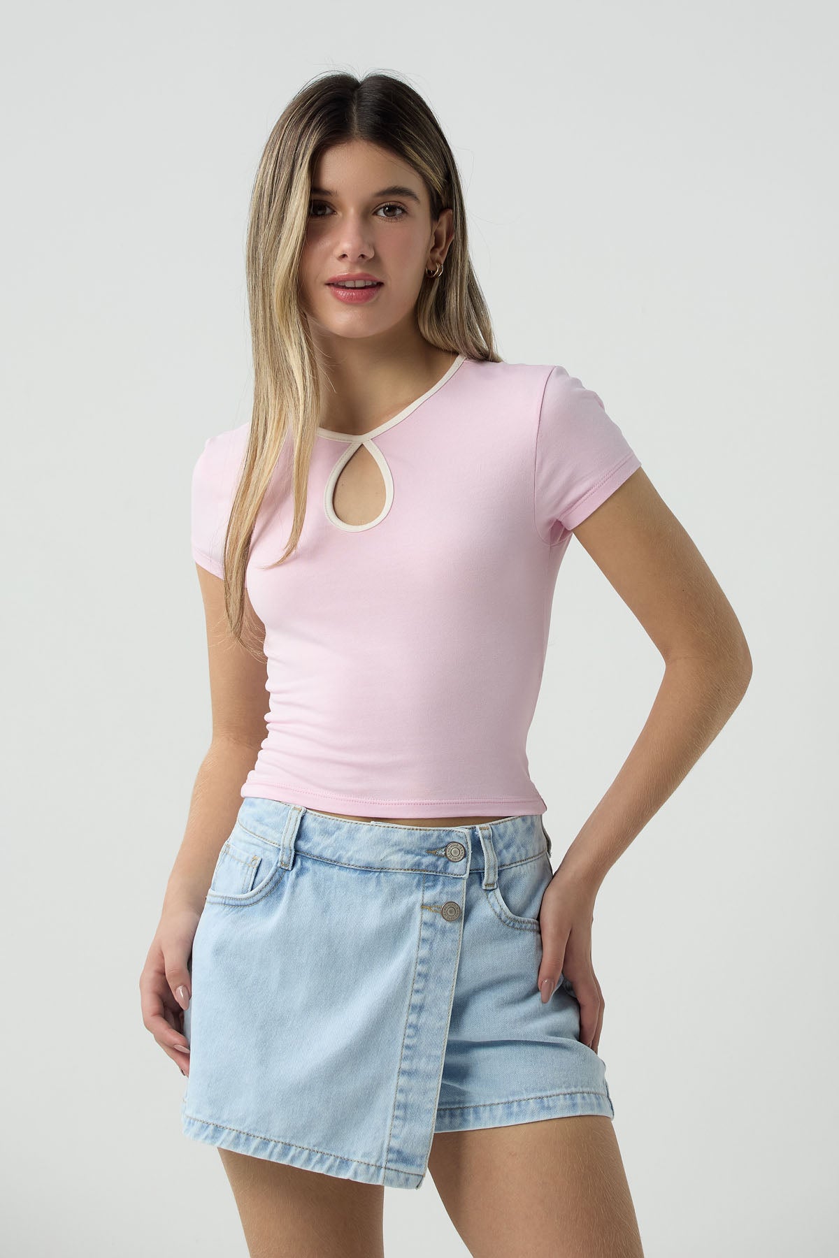 Camiseta rosa claro con sesgos en contraste para jóvenes