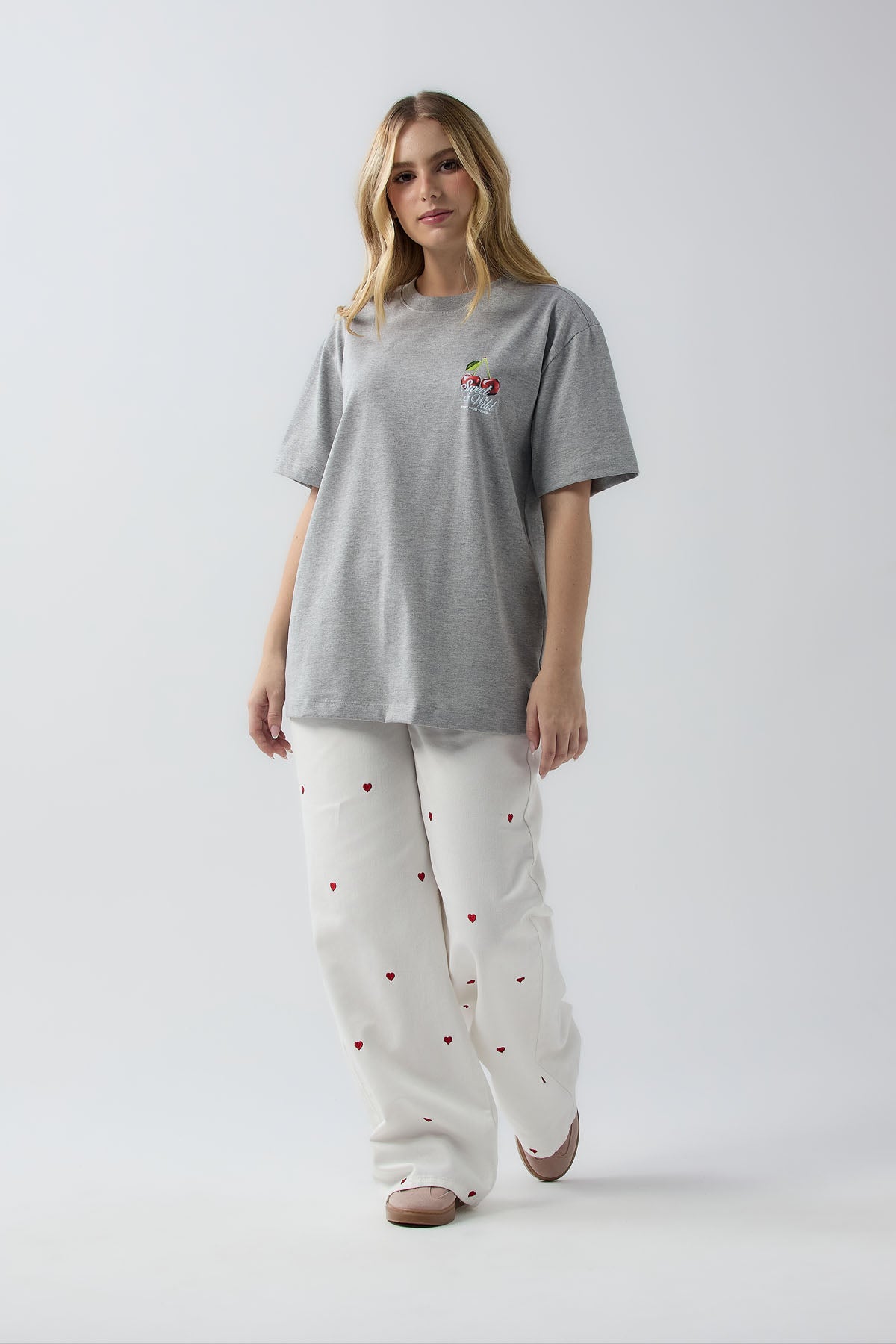 Camiseta oversize de color gris claro y con estampado para jóvenes