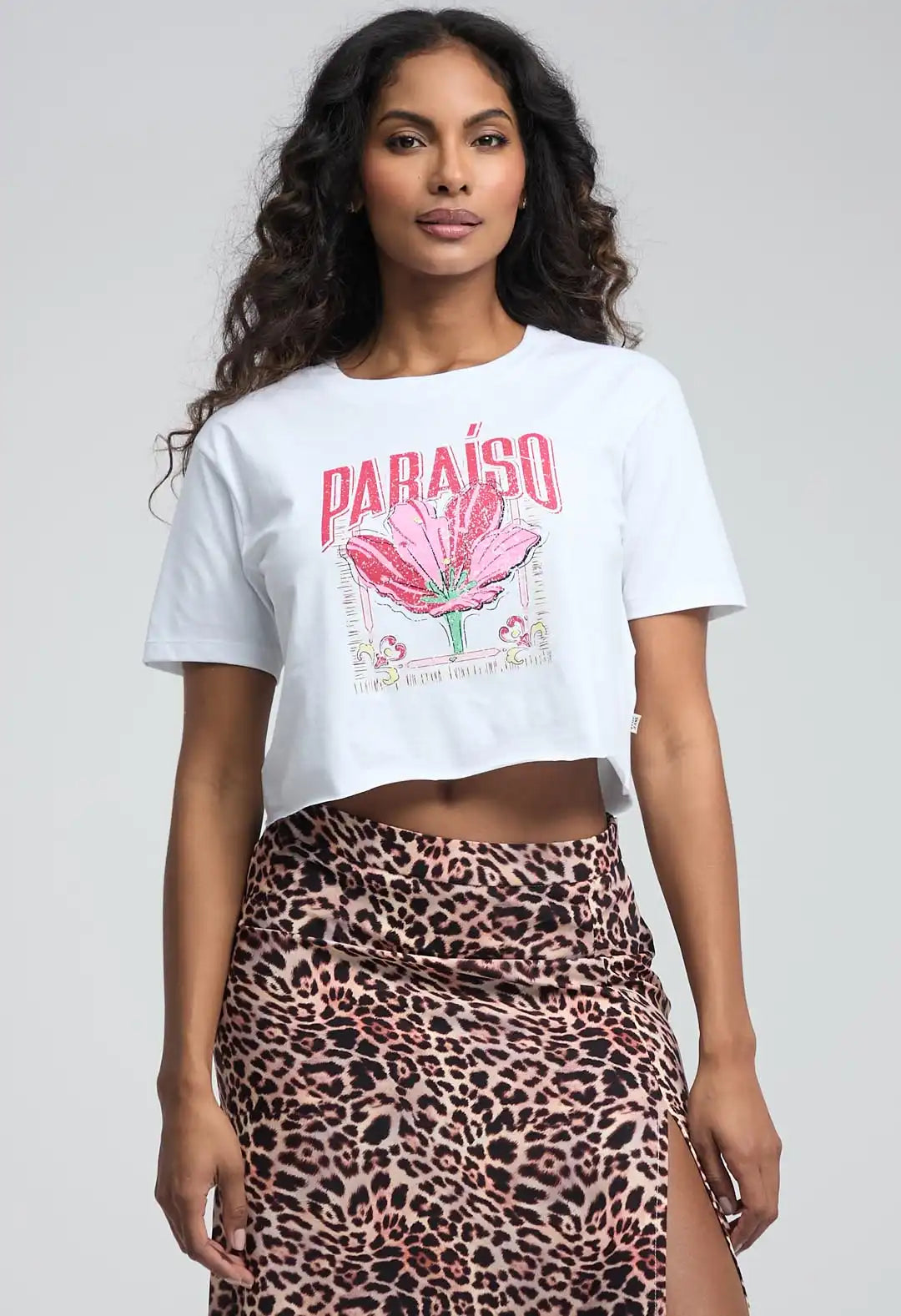 Camiseta blanca estampada en frente para mujeres