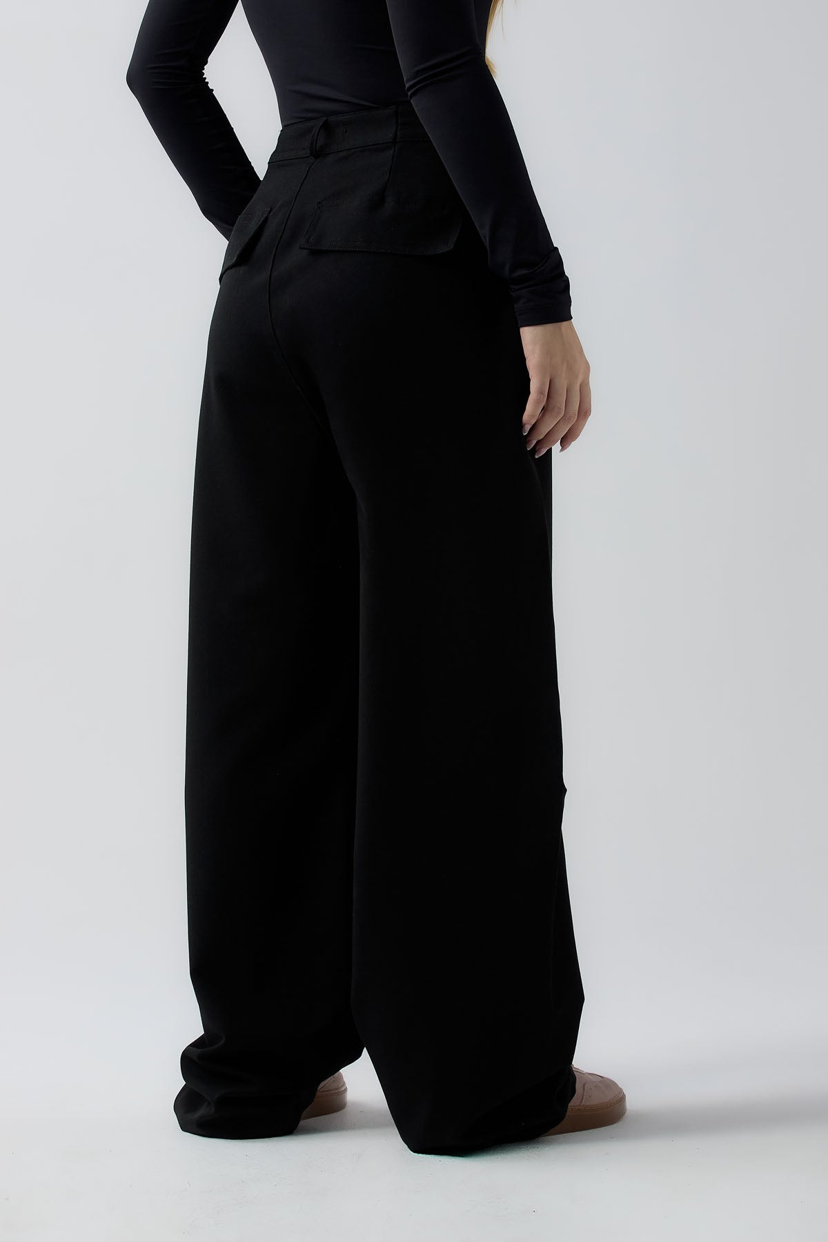 Pantalón negro con pinzas en frente y fondo entero para jóvenes