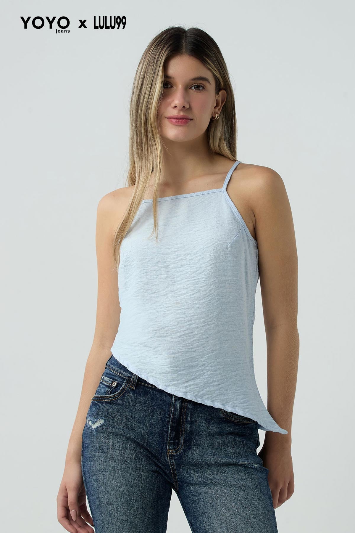 Blusa azul claro con ruedo asimetrico para jóvenes