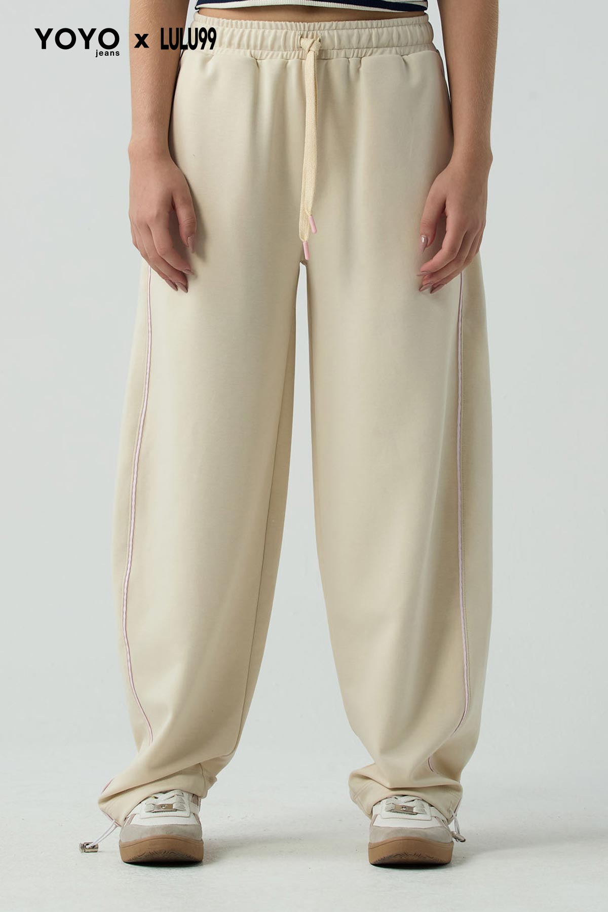 Pantalón arena con sesgos en costados para jóvenes