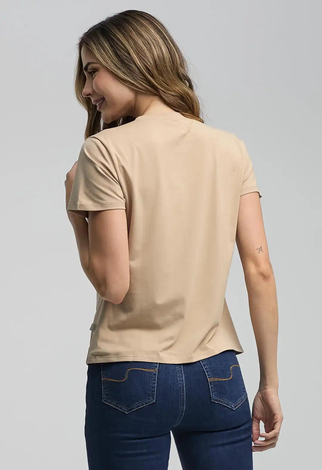Camiseta arena bordada para mujeres