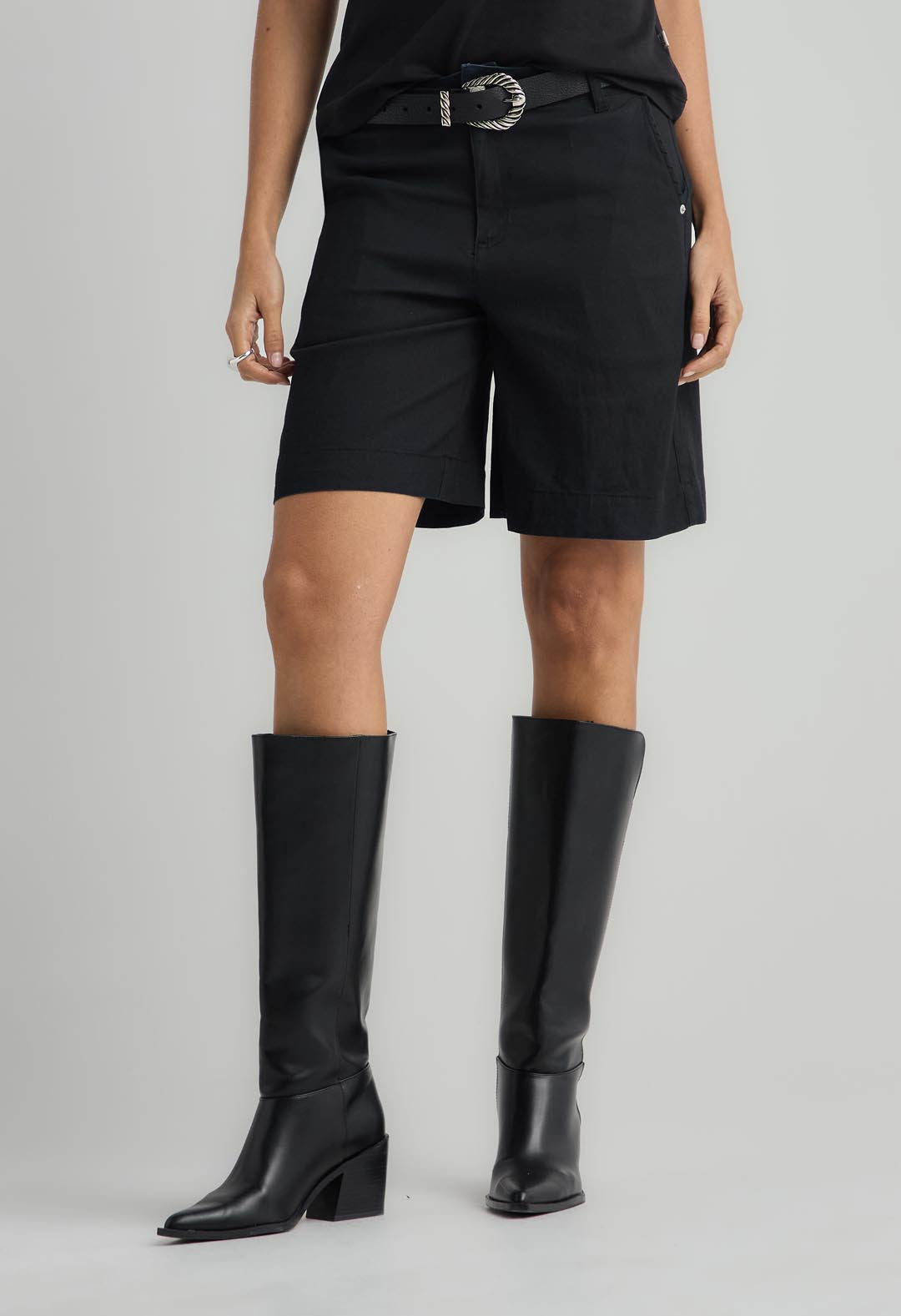 Bermuda oscura con bolsillos para mujer