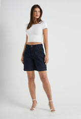 Bermuda lavado oscuro con bota amplia para mujer