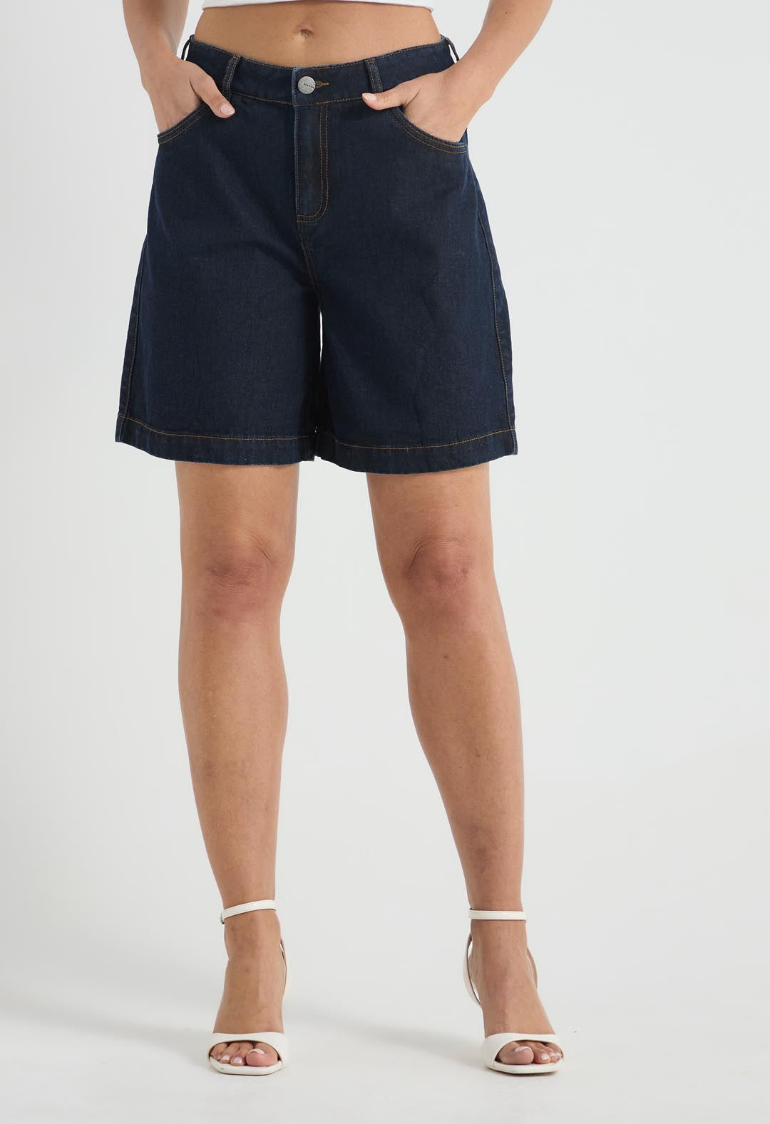 Bermuda lavado oscuro con bota amplia para mujer