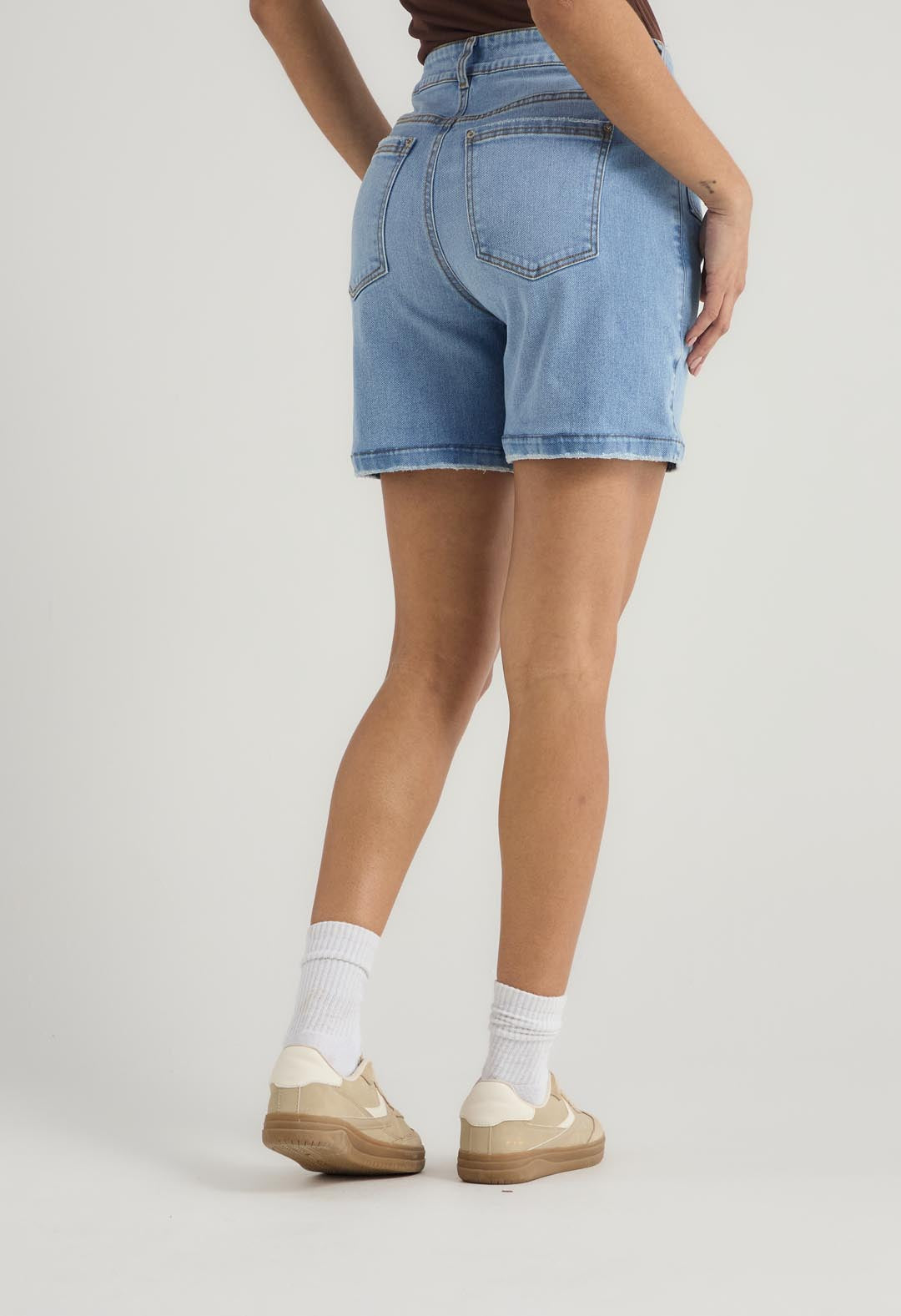 Bermuda lavado medio con cortes para mujer