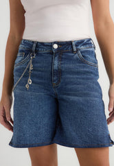 Bermuda tono oscuro con cadena para mujer