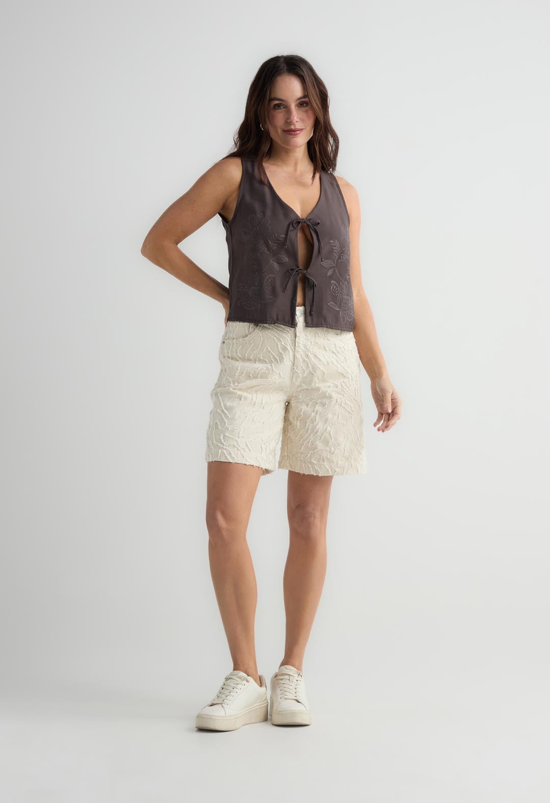 Bermuda blanca en tela texturizada para mujer