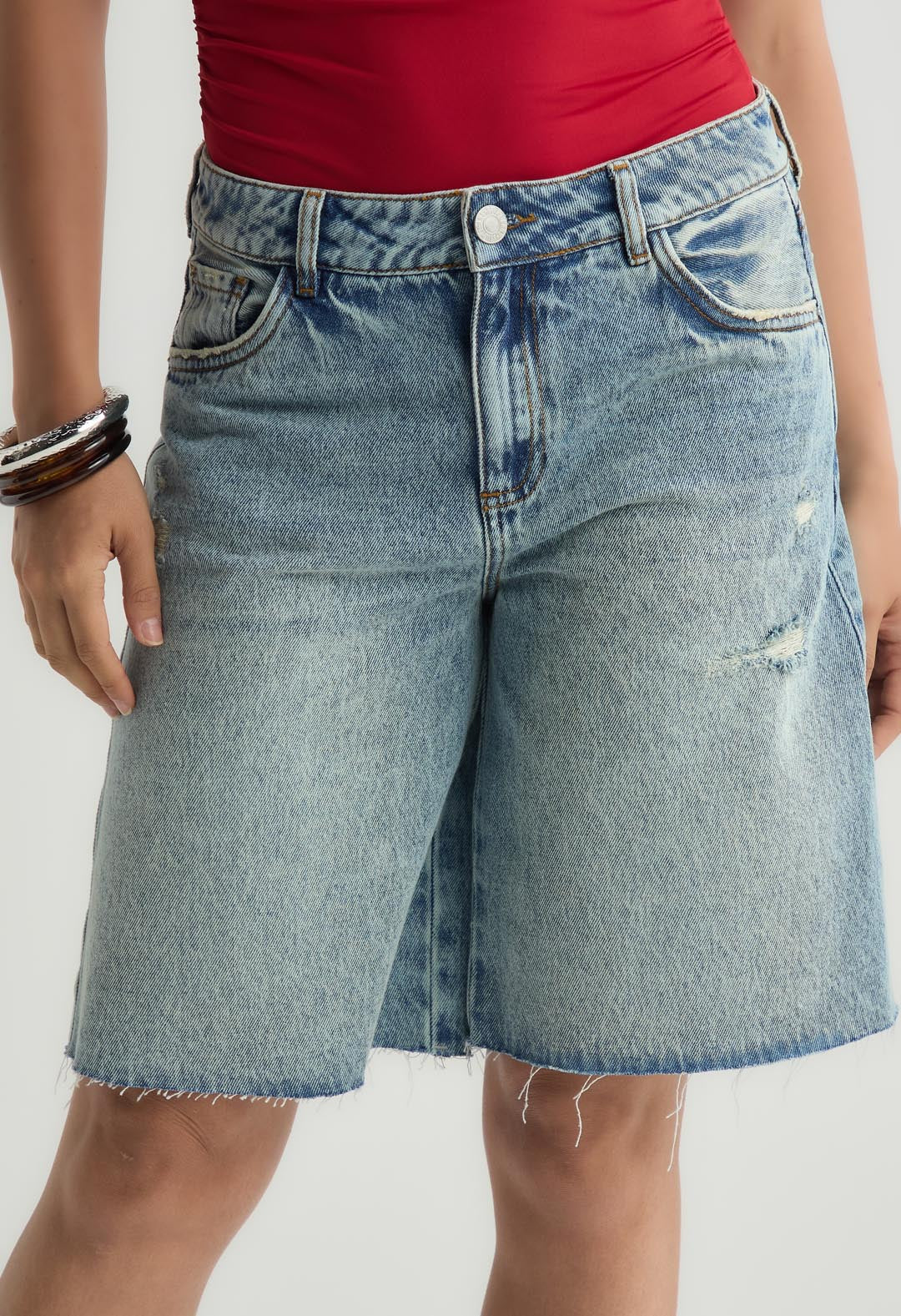 Bermuda tono medio con bota desflecada para mujer