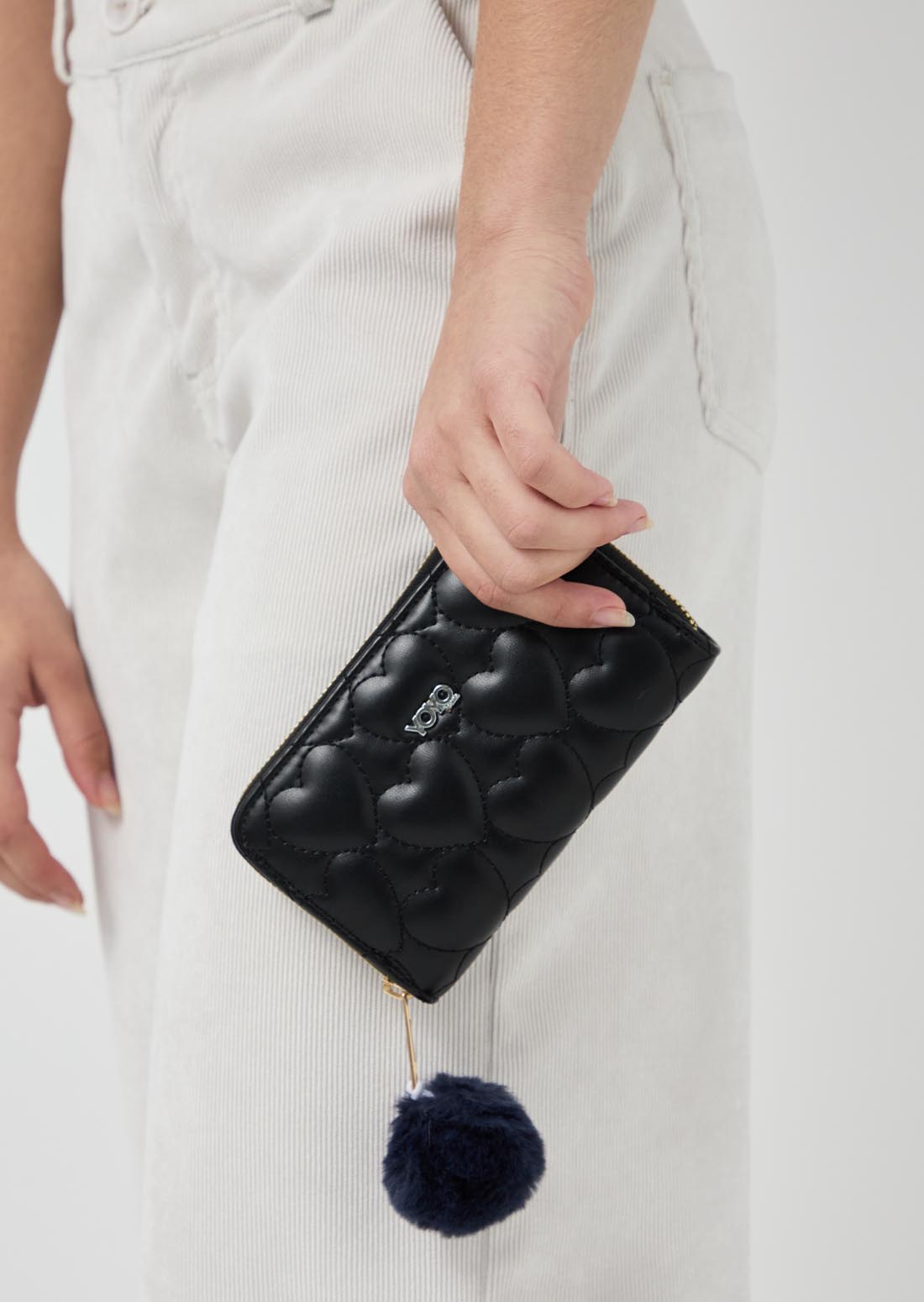 Billetera negra con charm de pompón