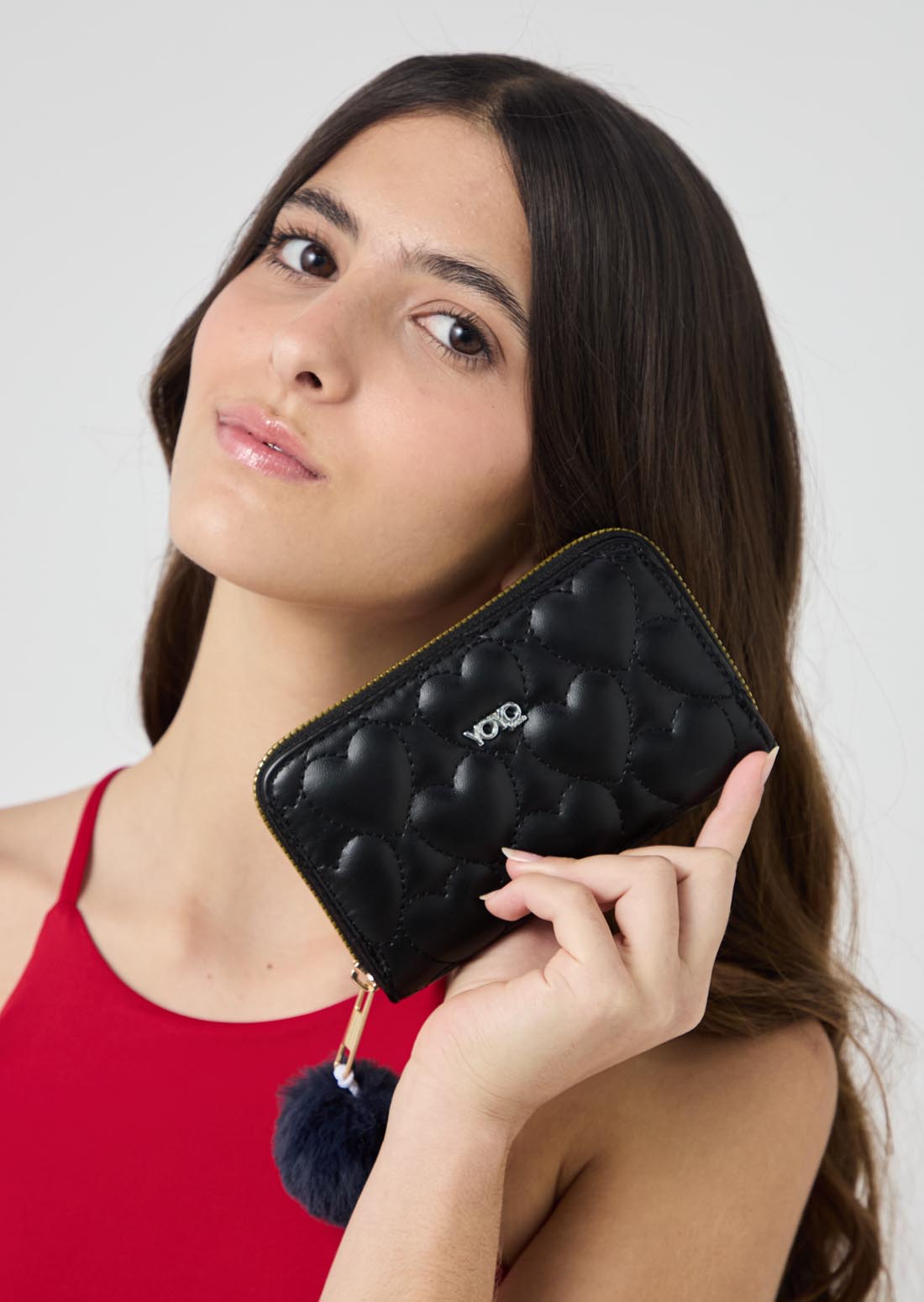 Billetera negra con charm de pompón