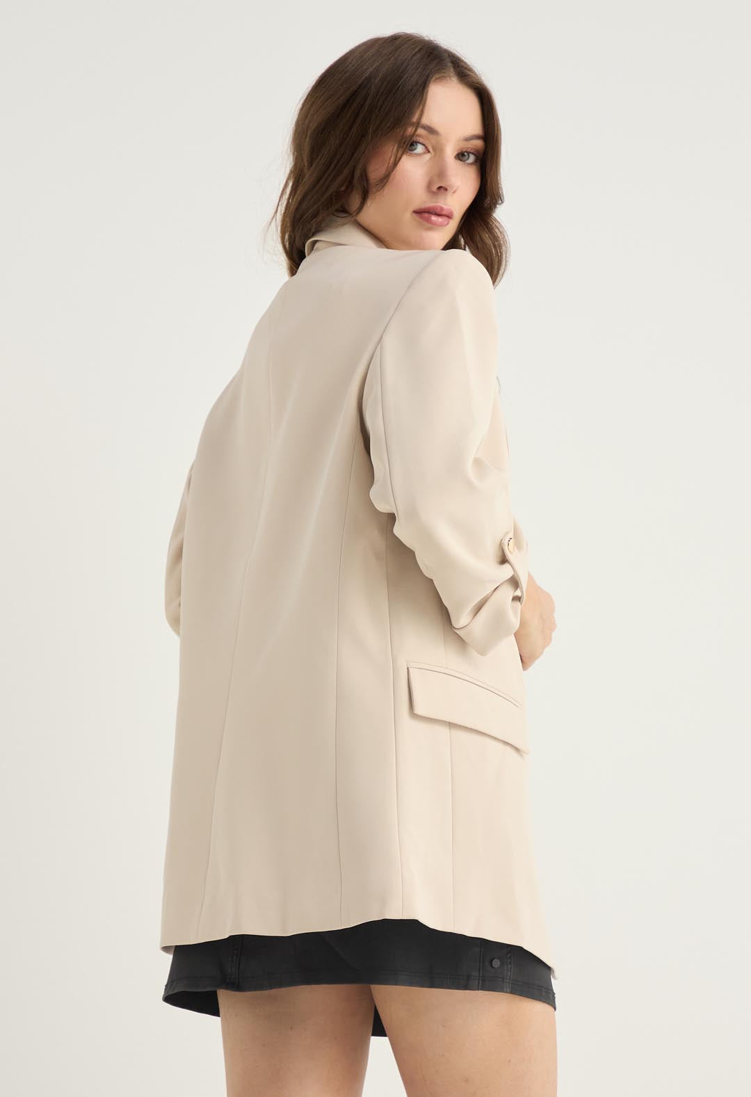 Blazer arena con tapas en frente para mujer