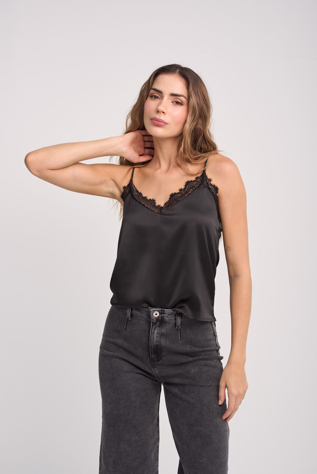 Blusa en satin negra con encaje para mujeres