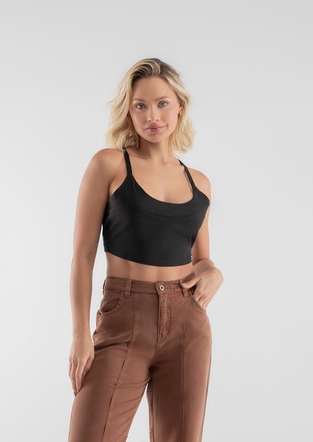 Blusa crop negra en lino para mujeres