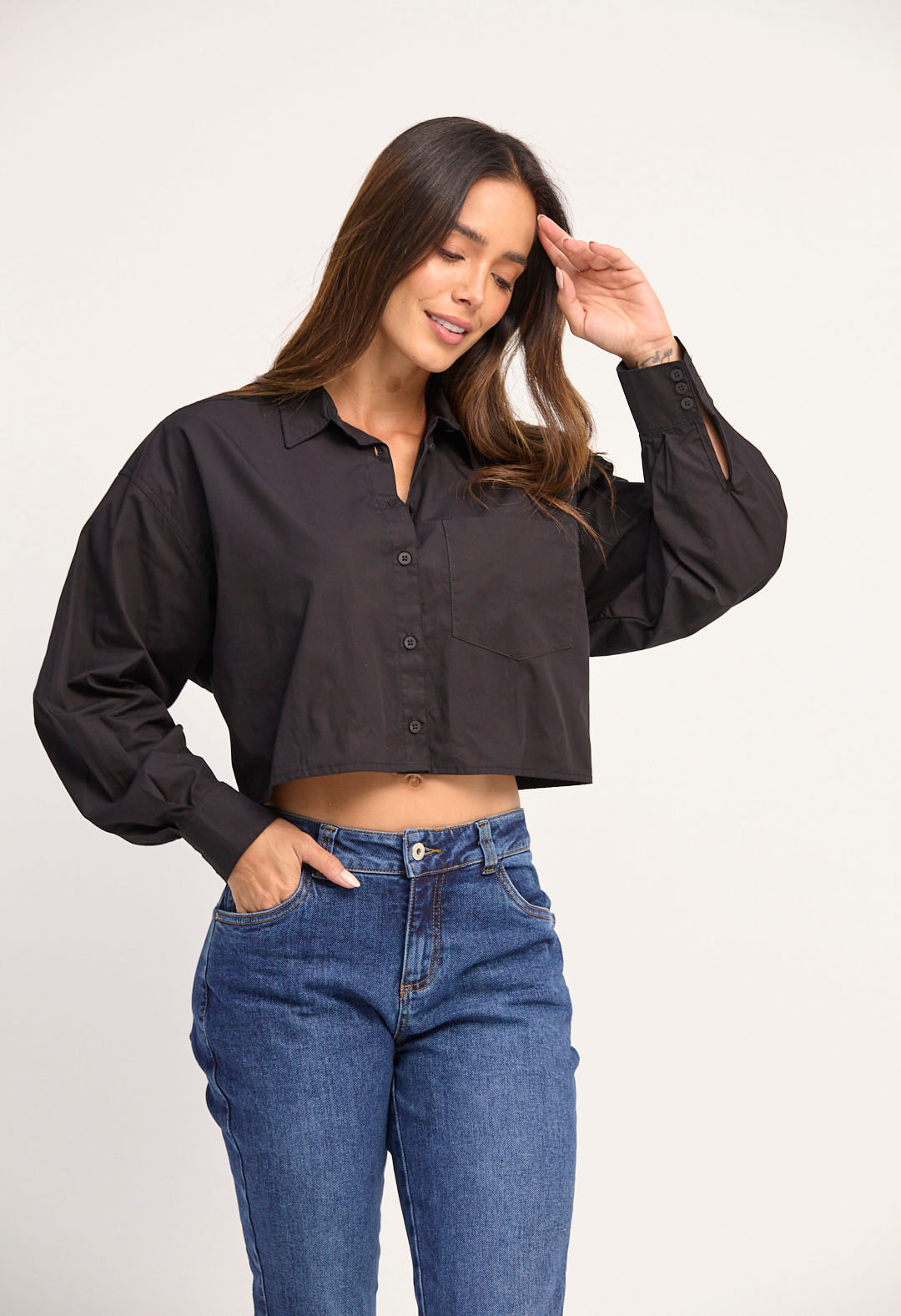 blusa negra mangas con volúmen para mujeres