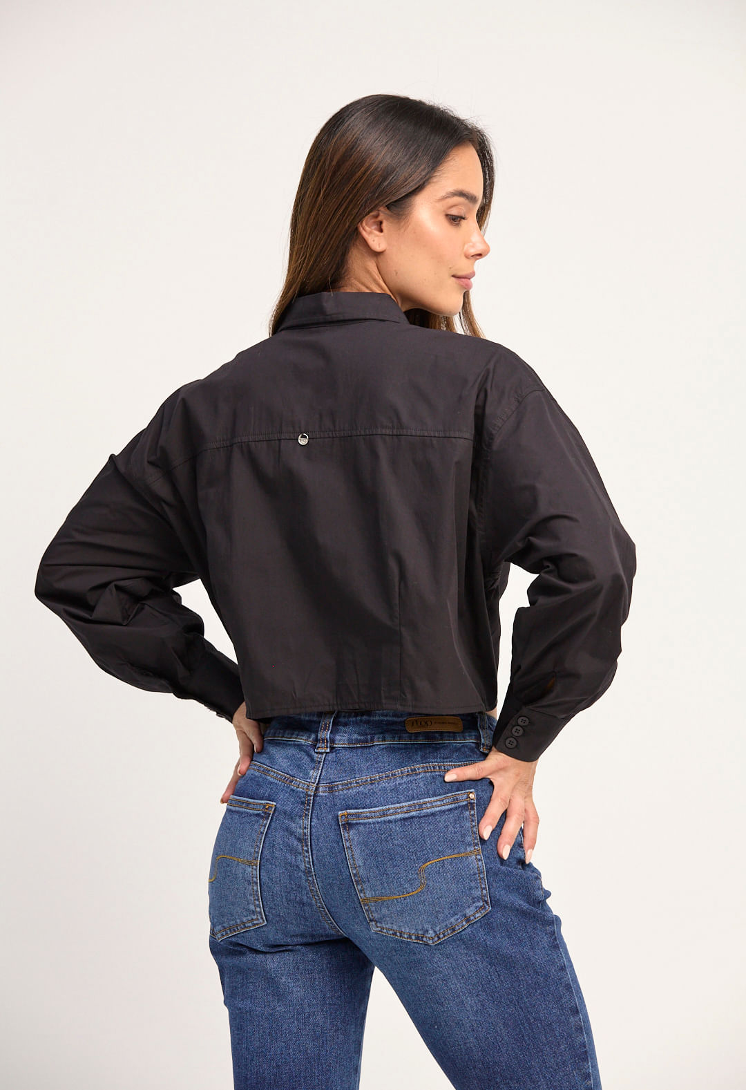 blusa negra mangas con volúmen para mujeres