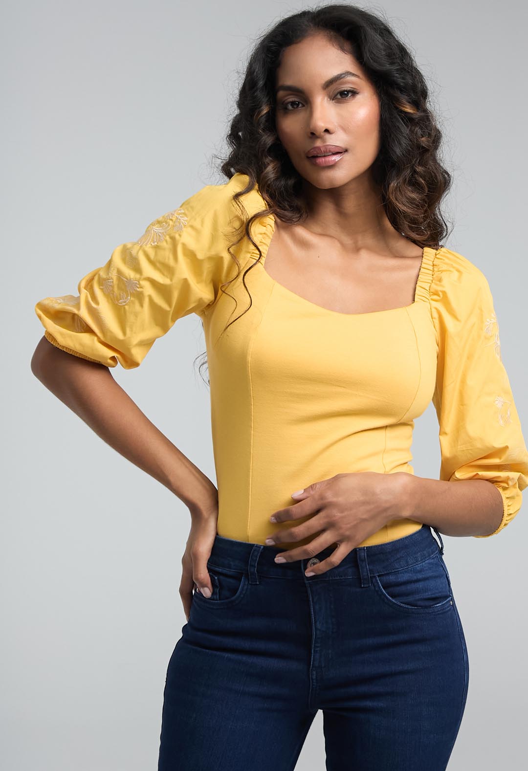 Blusa mostaza con mangas bordadas para mujeres