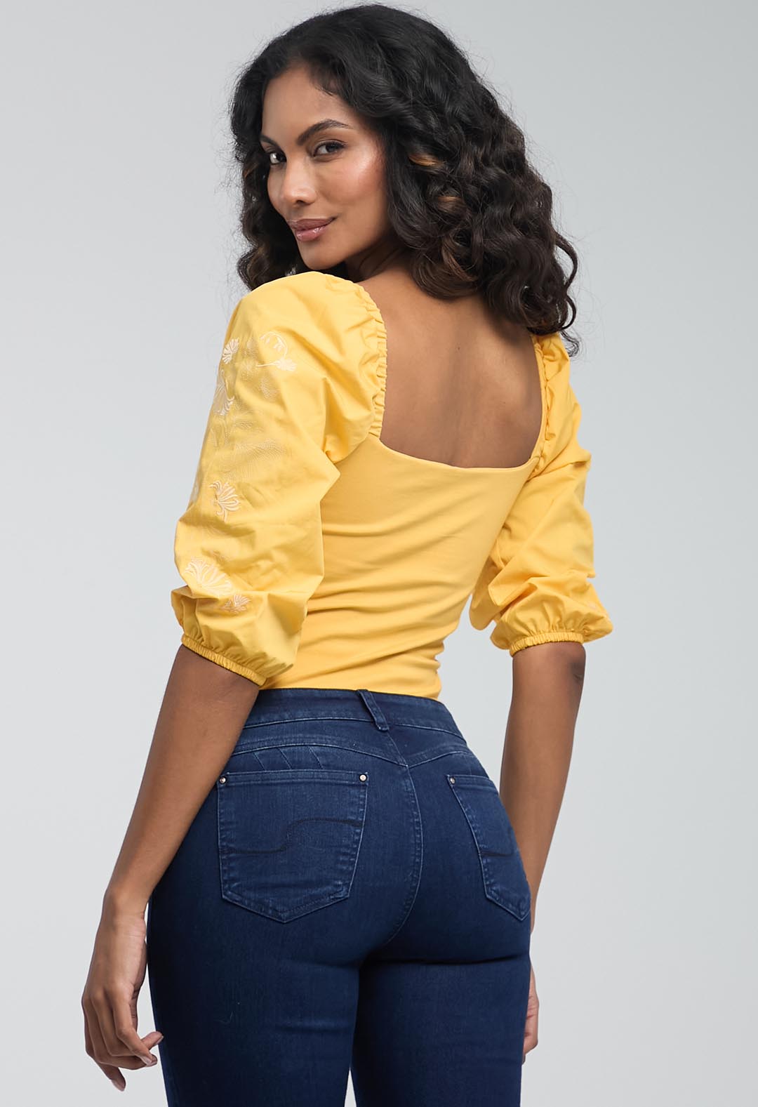 Blusa mostaza con mangas bordadas para mujeres