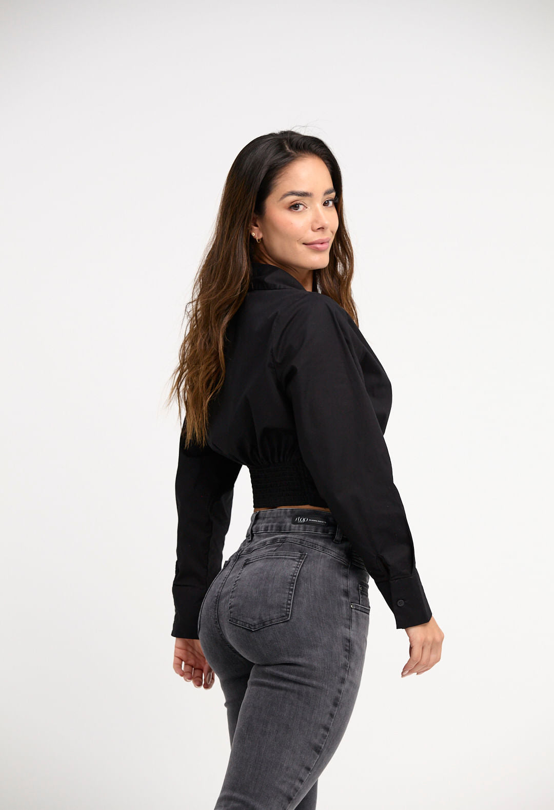 Blusa negra con perilla funcional para mujeres