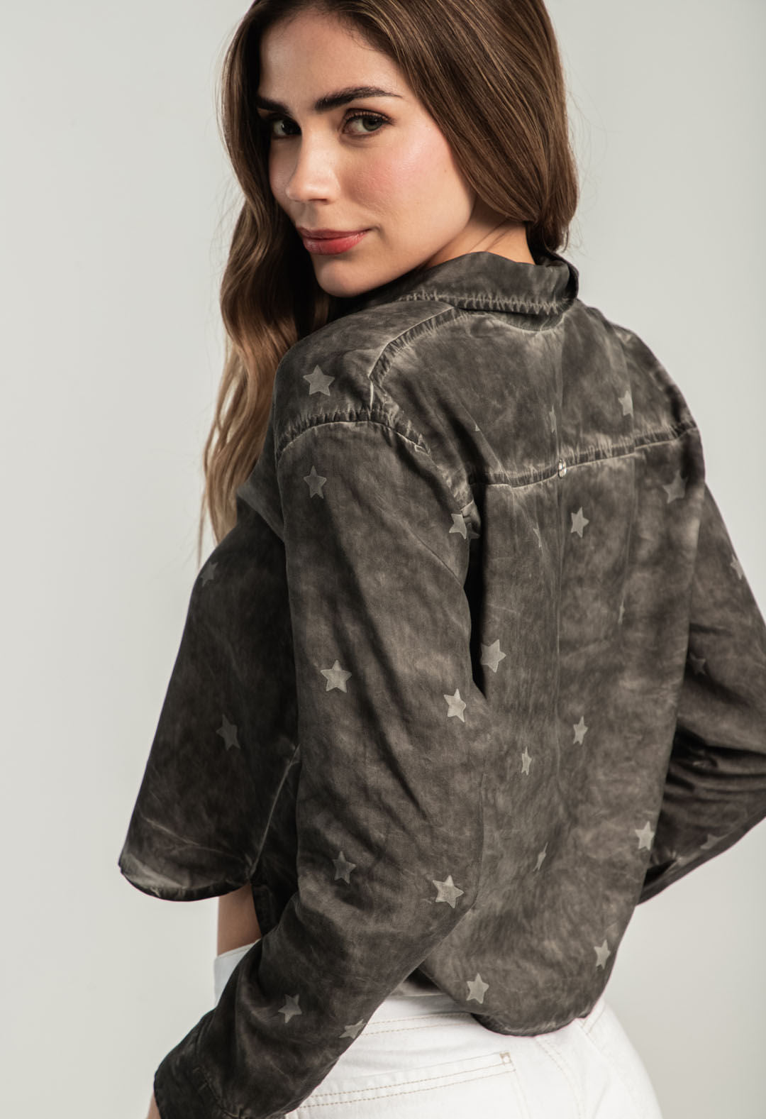 Blusa gris en tencel con estrellas para mujeres