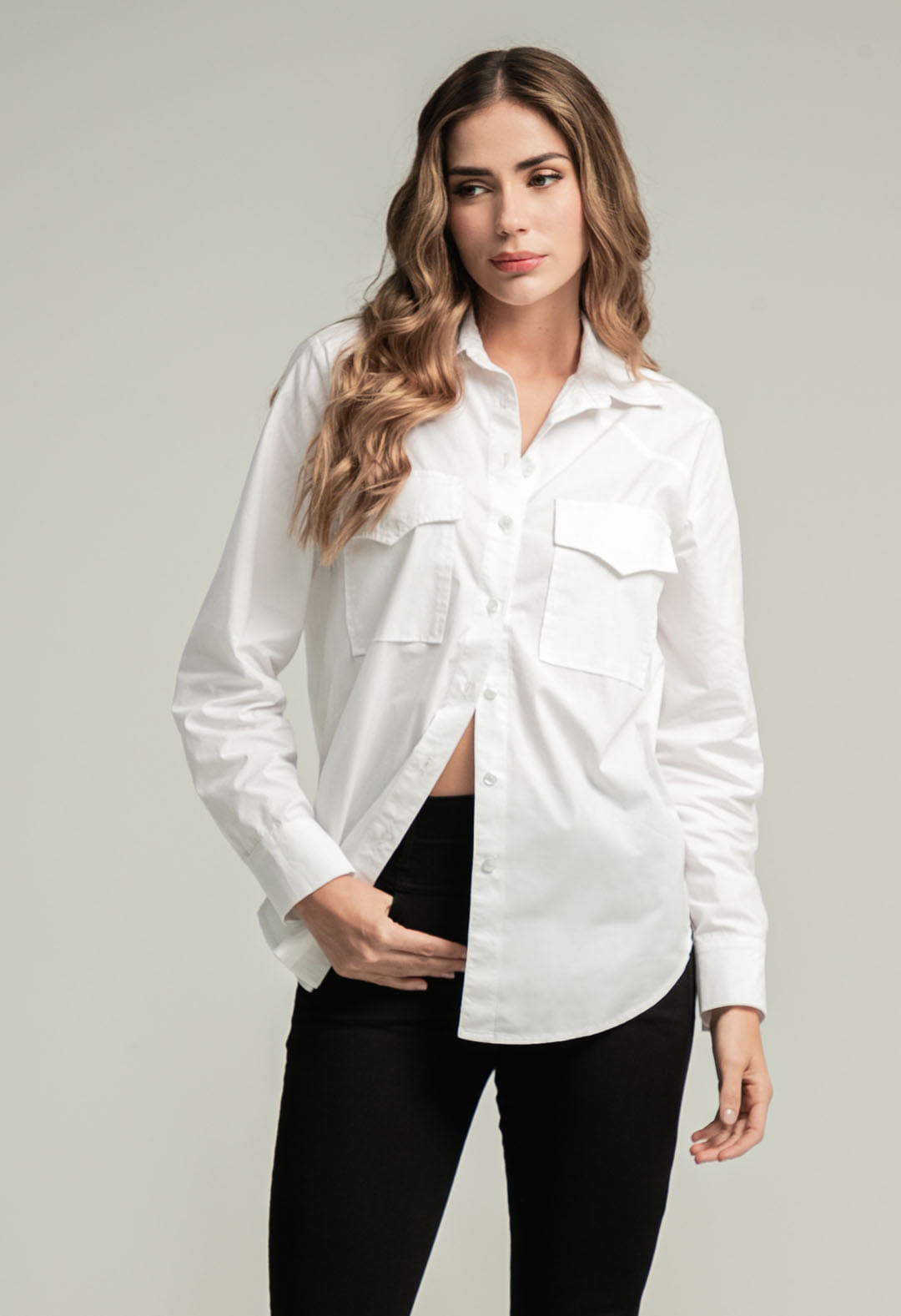 Blusa blanca con bolsillo en frente para mujeres